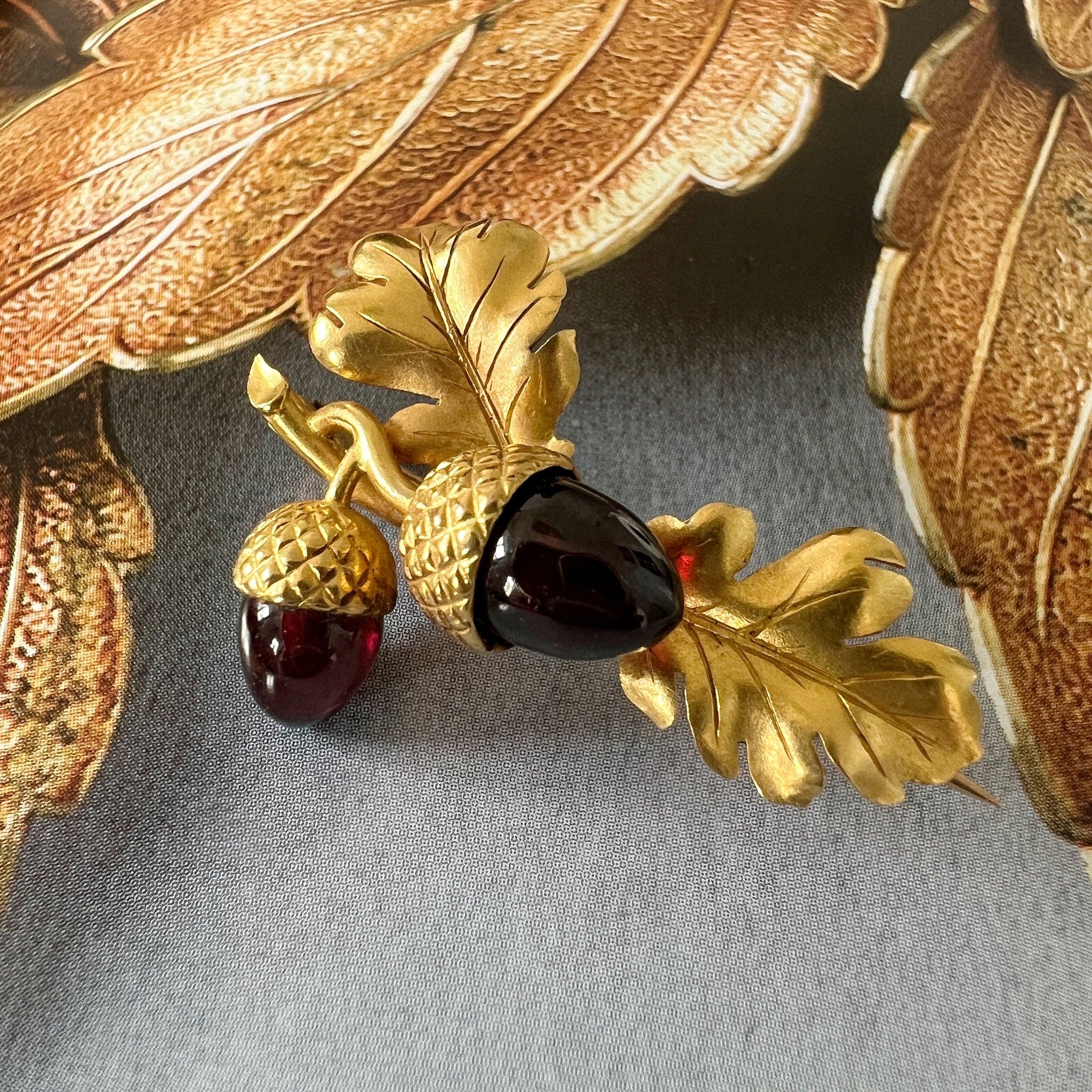 Victorian era 18K gold garnet acorn brooch - Curiously timeless