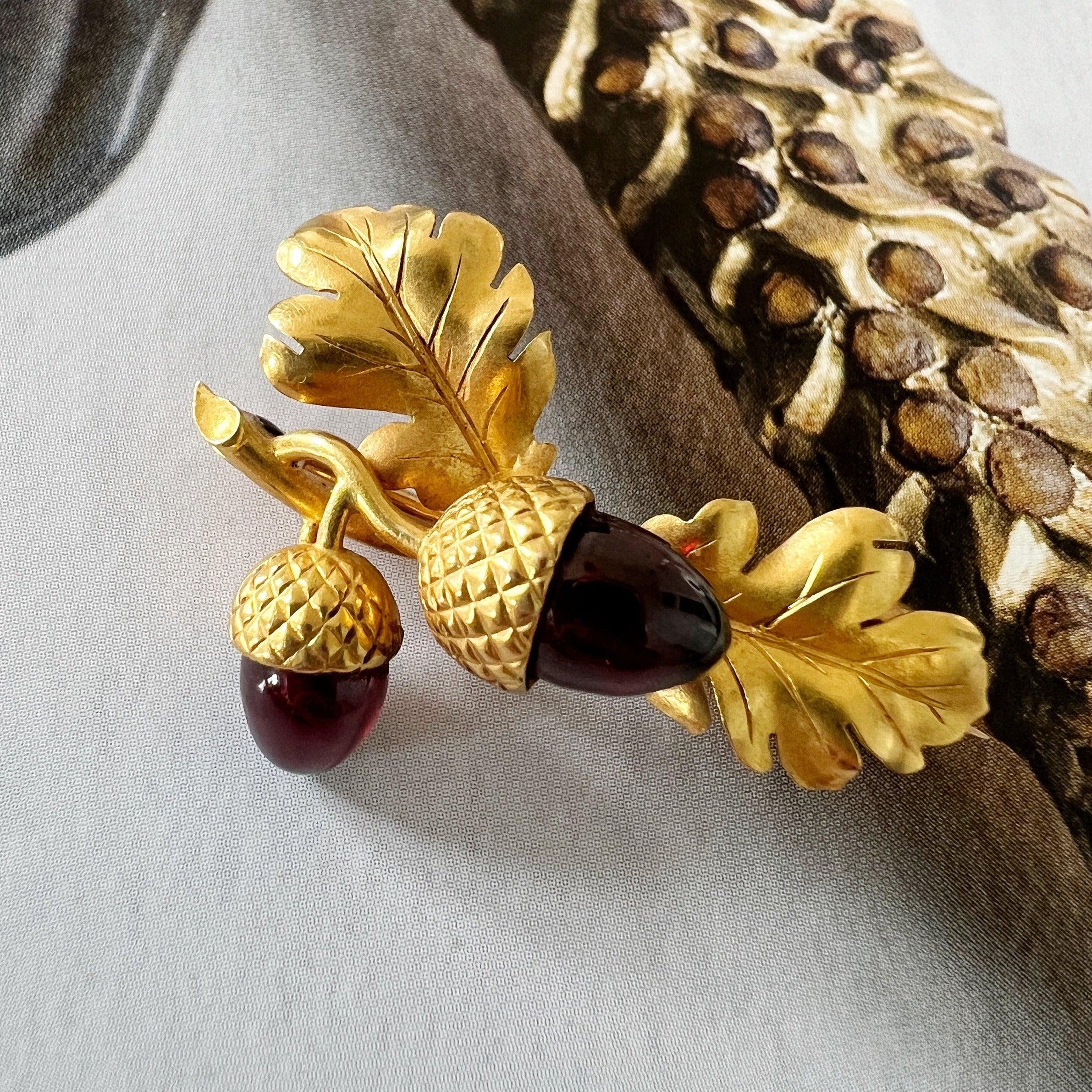 Victorian era 18K gold garnet acorn brooch - Curiously timeless