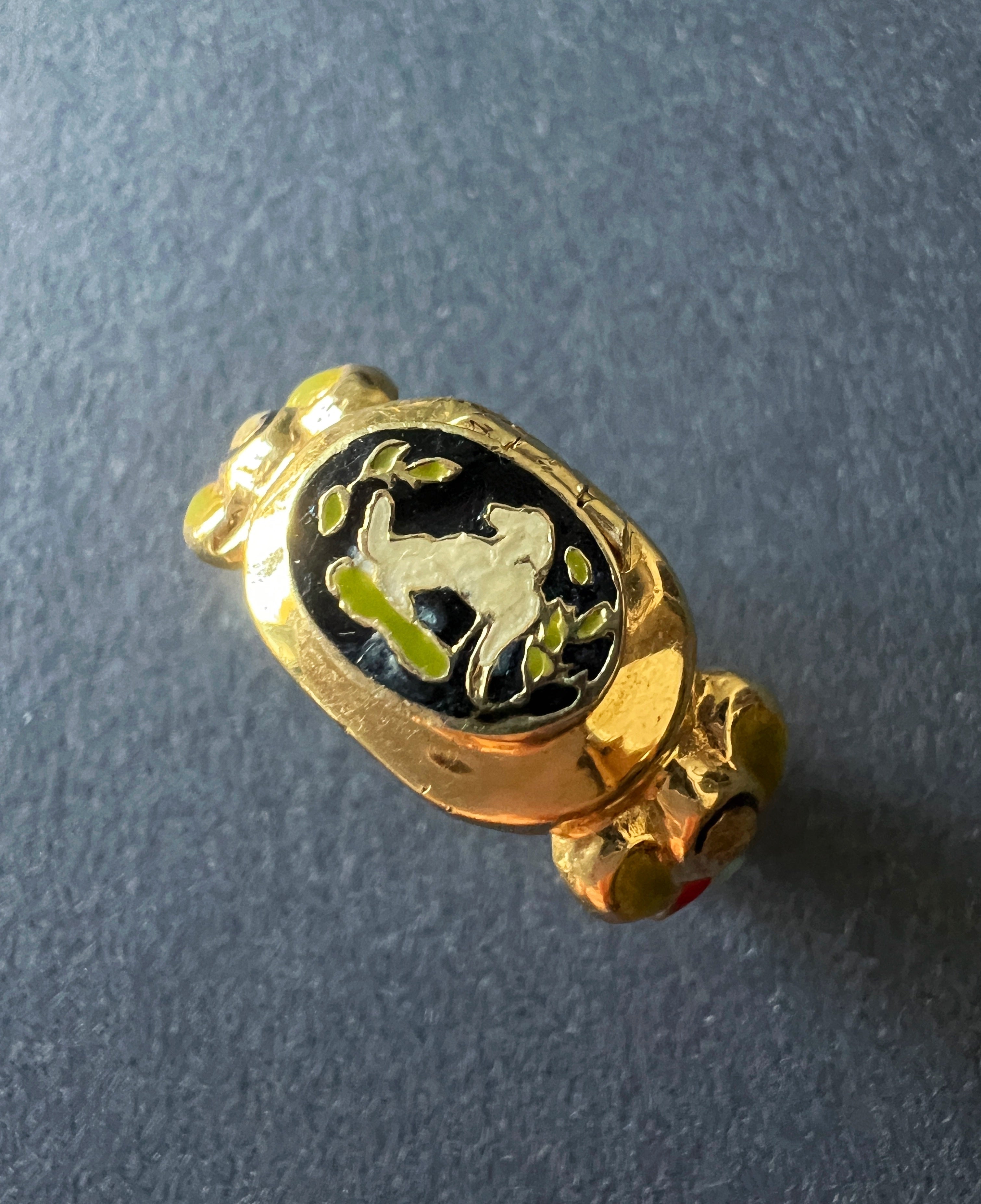 18K gold enamelled secret box dog ring