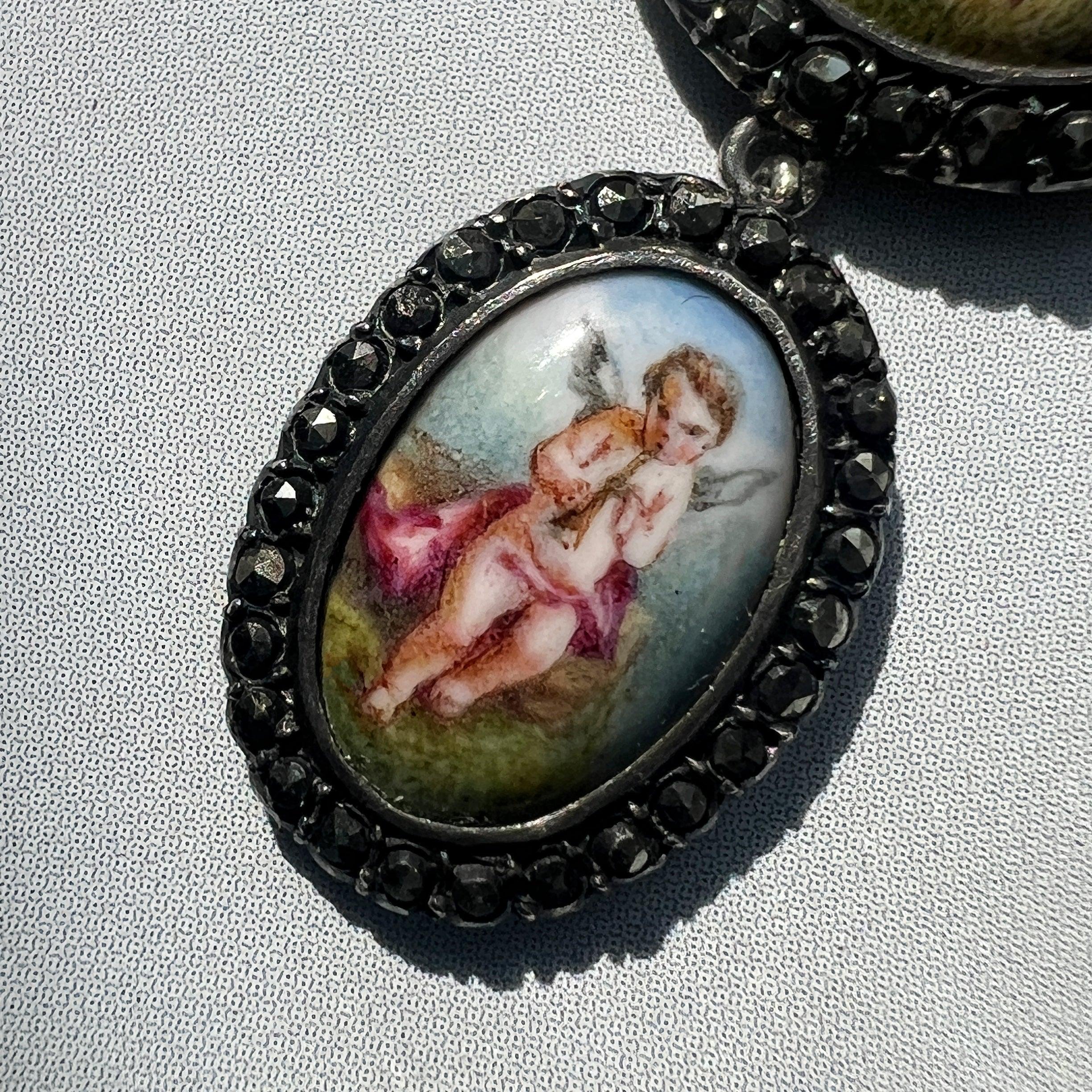 Fine Victorian era double enamel miniatures bow pendant - Curiously timeless