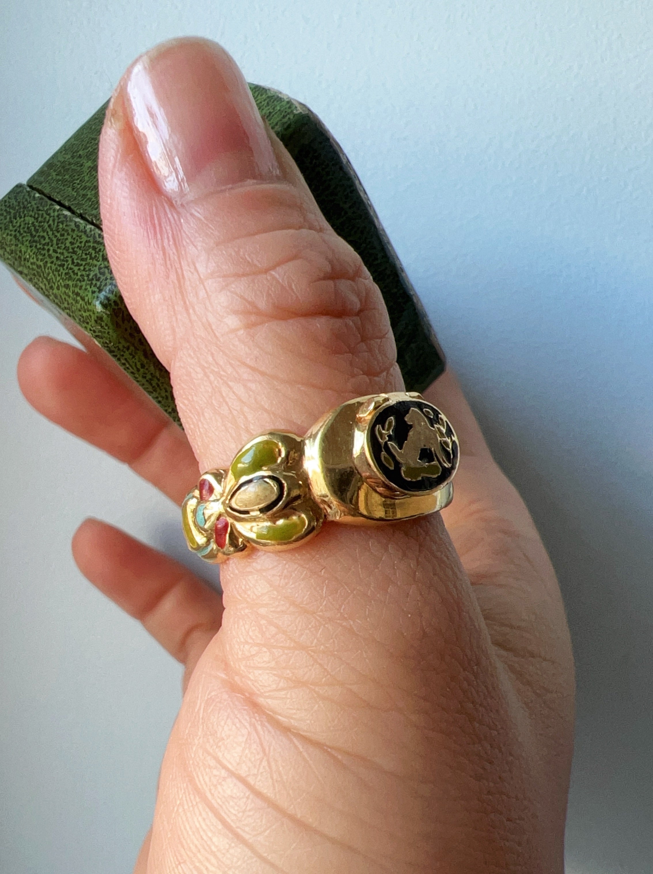 18K gold enamelled secret box dog ring