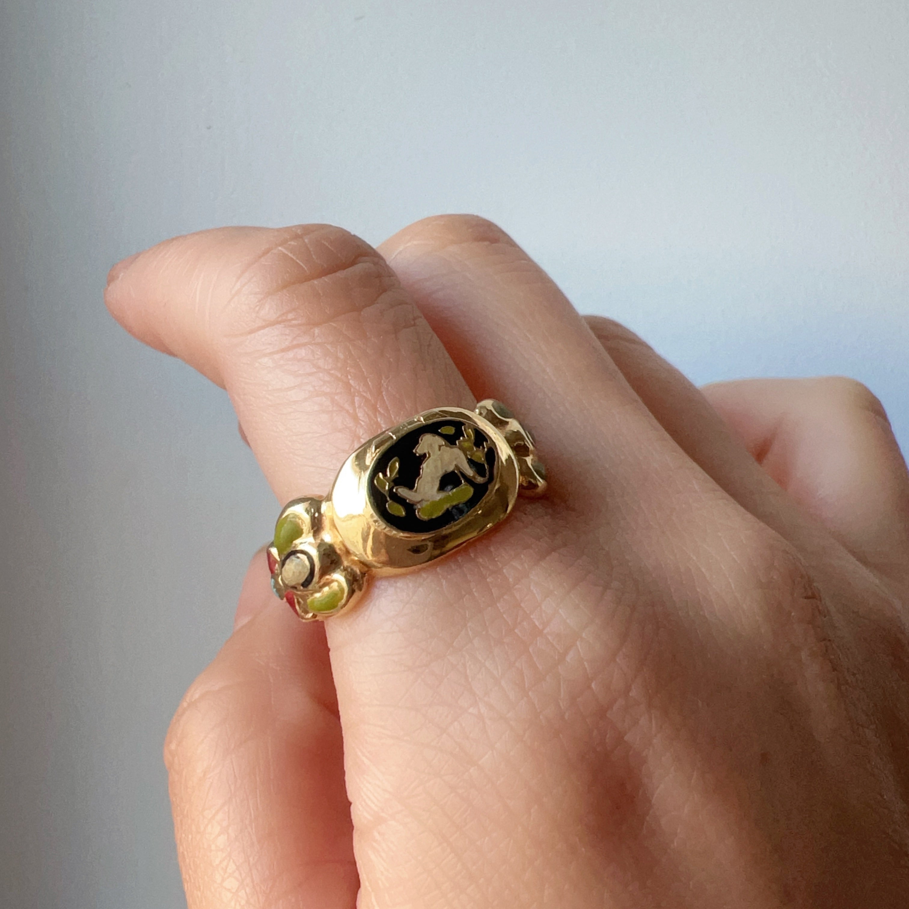 18K gold enamelled secret box dog ring