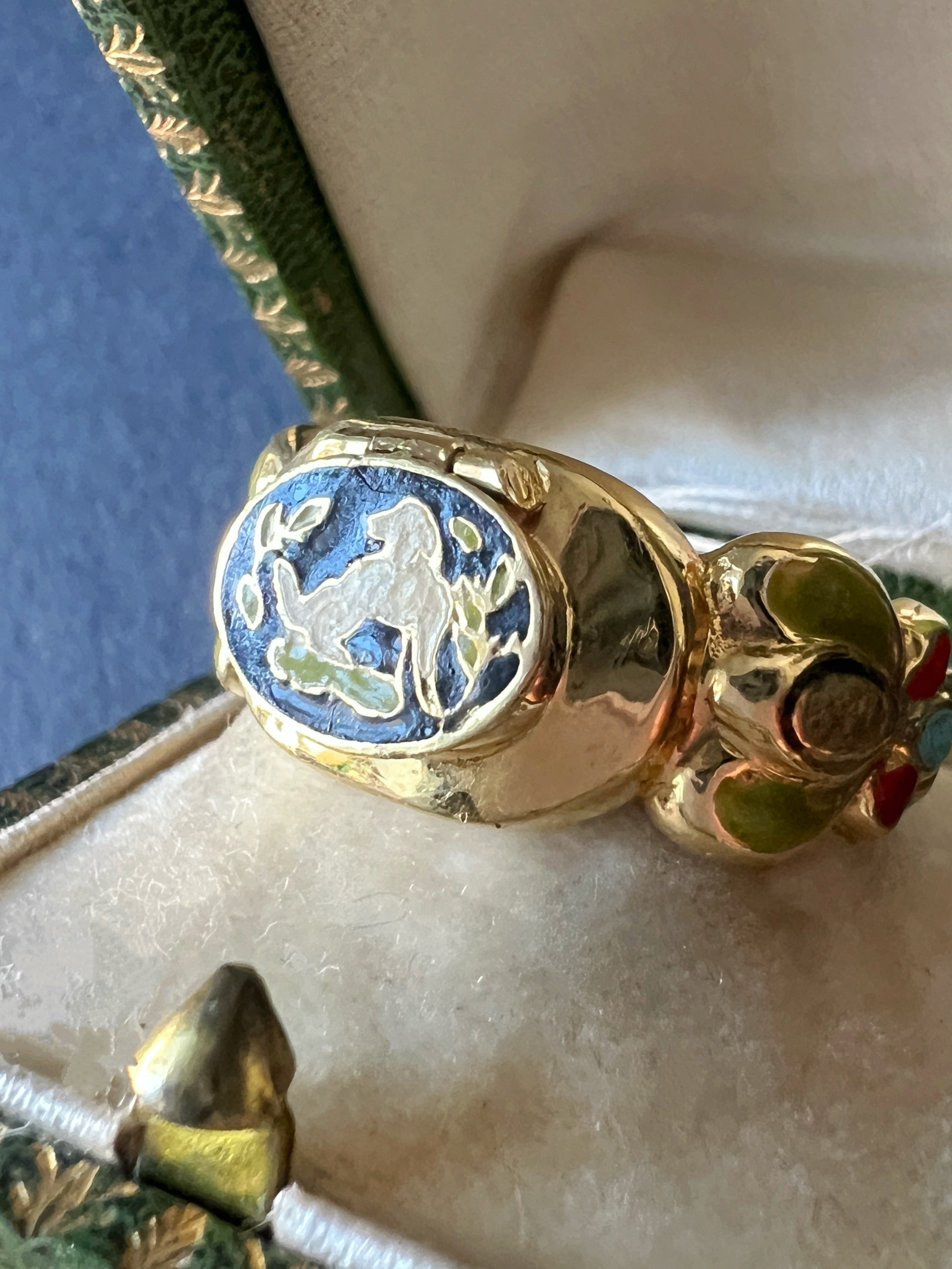 18K gold enamelled secret box dog ring