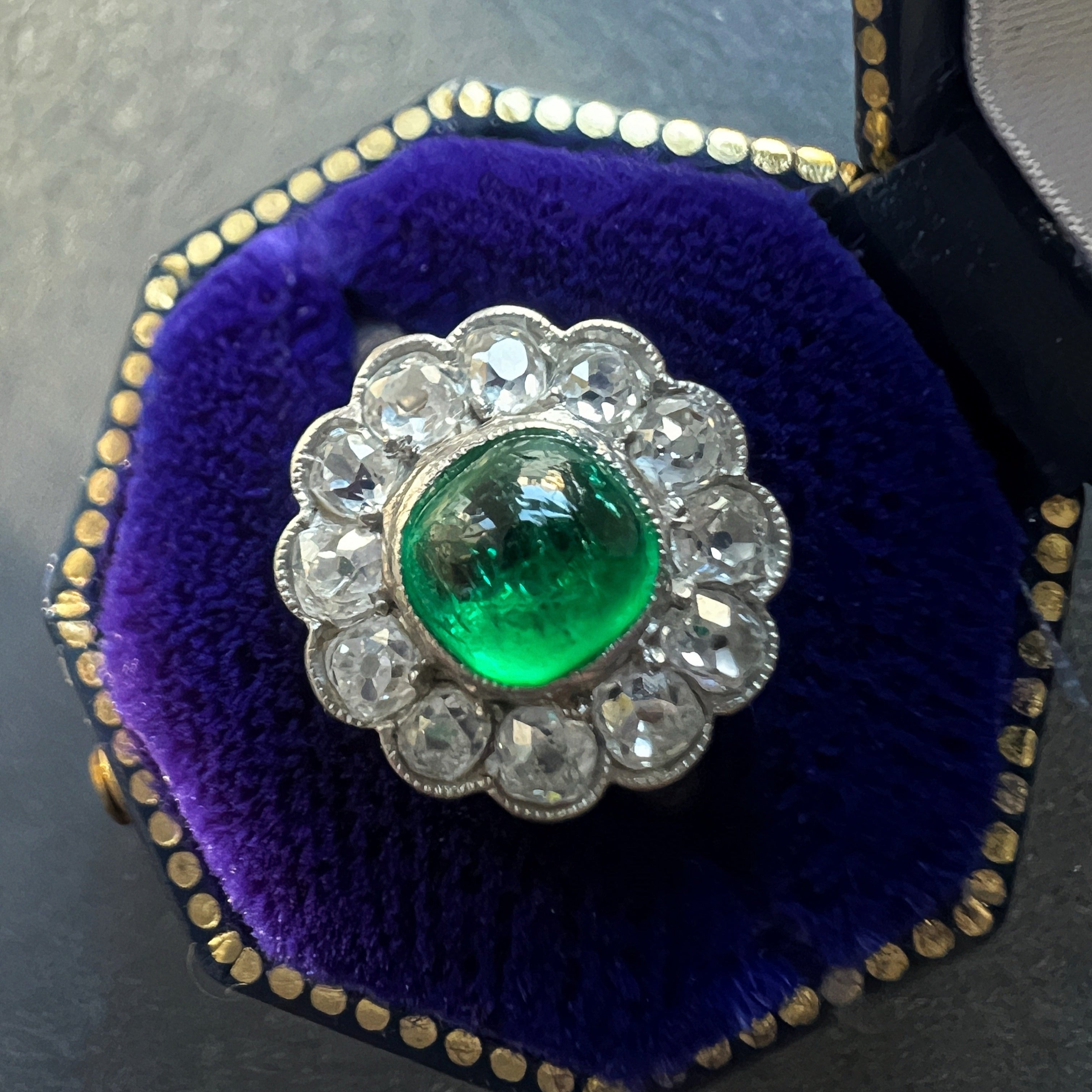 French Edwardian (Belle époque) platinum emerald diamond cluster ring