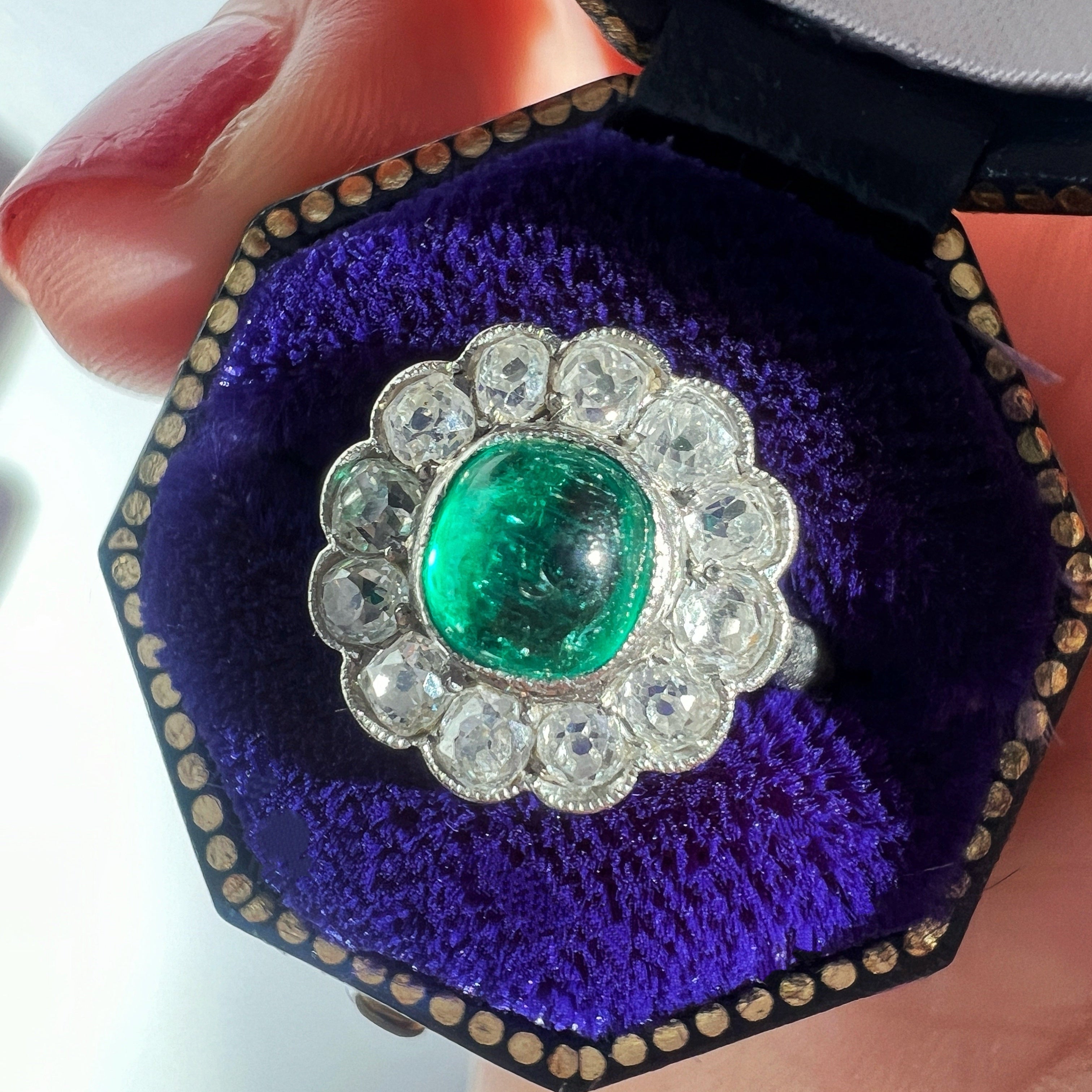 French Edwardian (Belle époque) platinum emerald diamond cluster ring