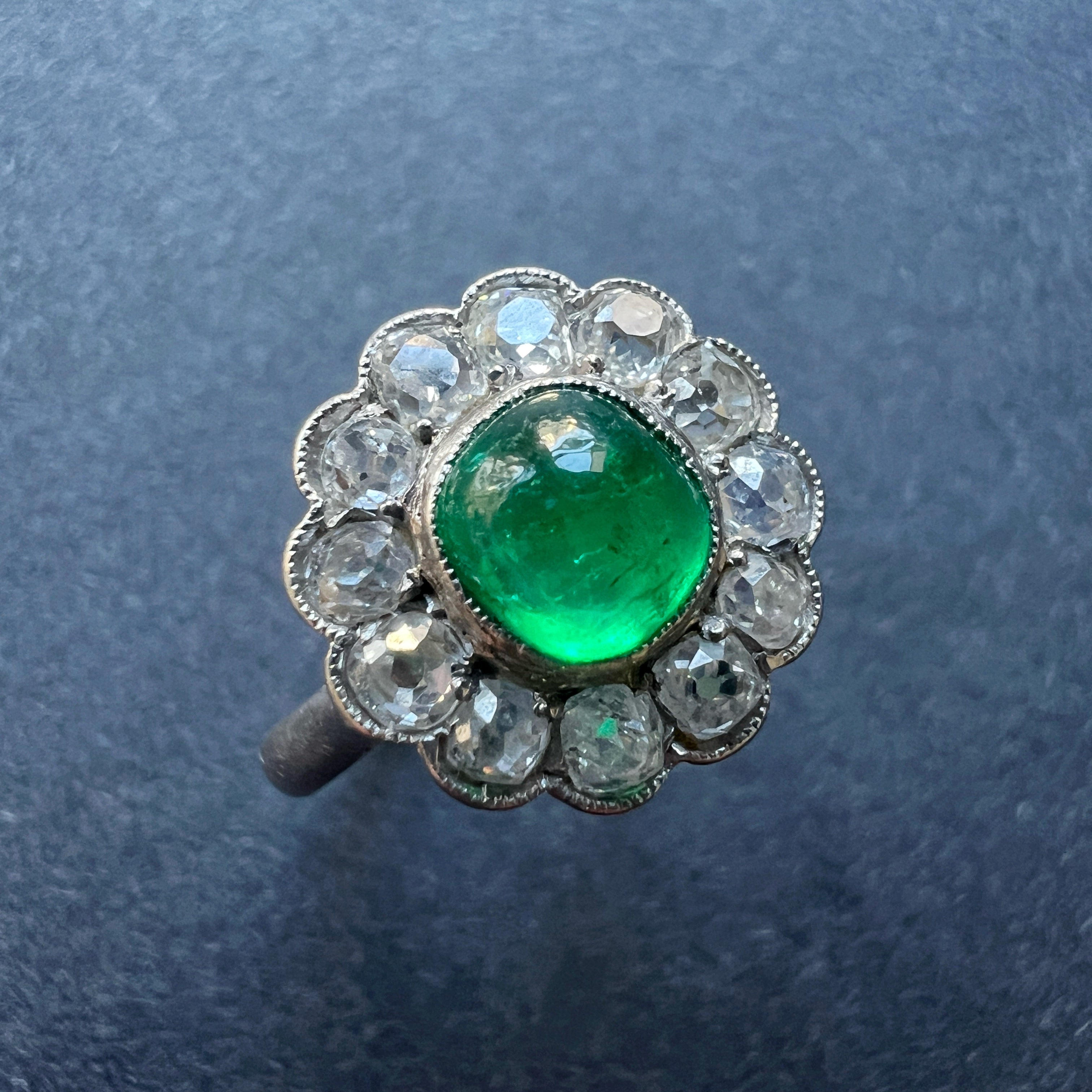 French Edwardian (Belle époque) platinum emerald diamond cluster ring