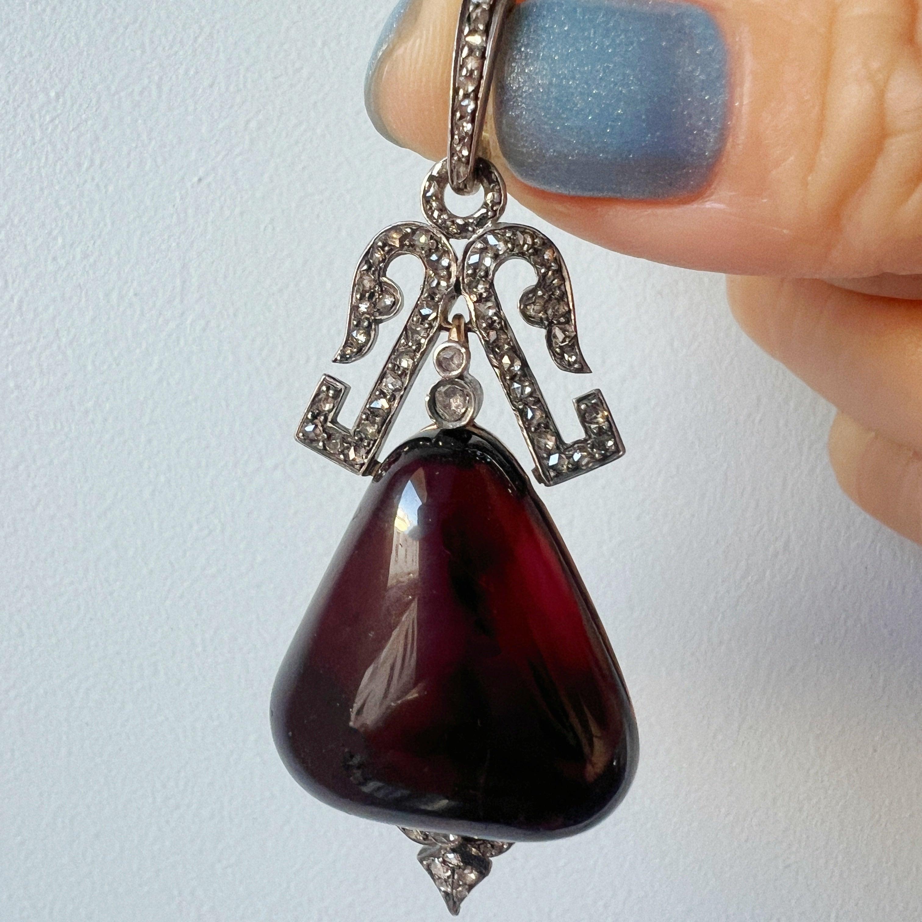 Large Victorian era 18K gold garnet diamond pendant - Curiously timeless