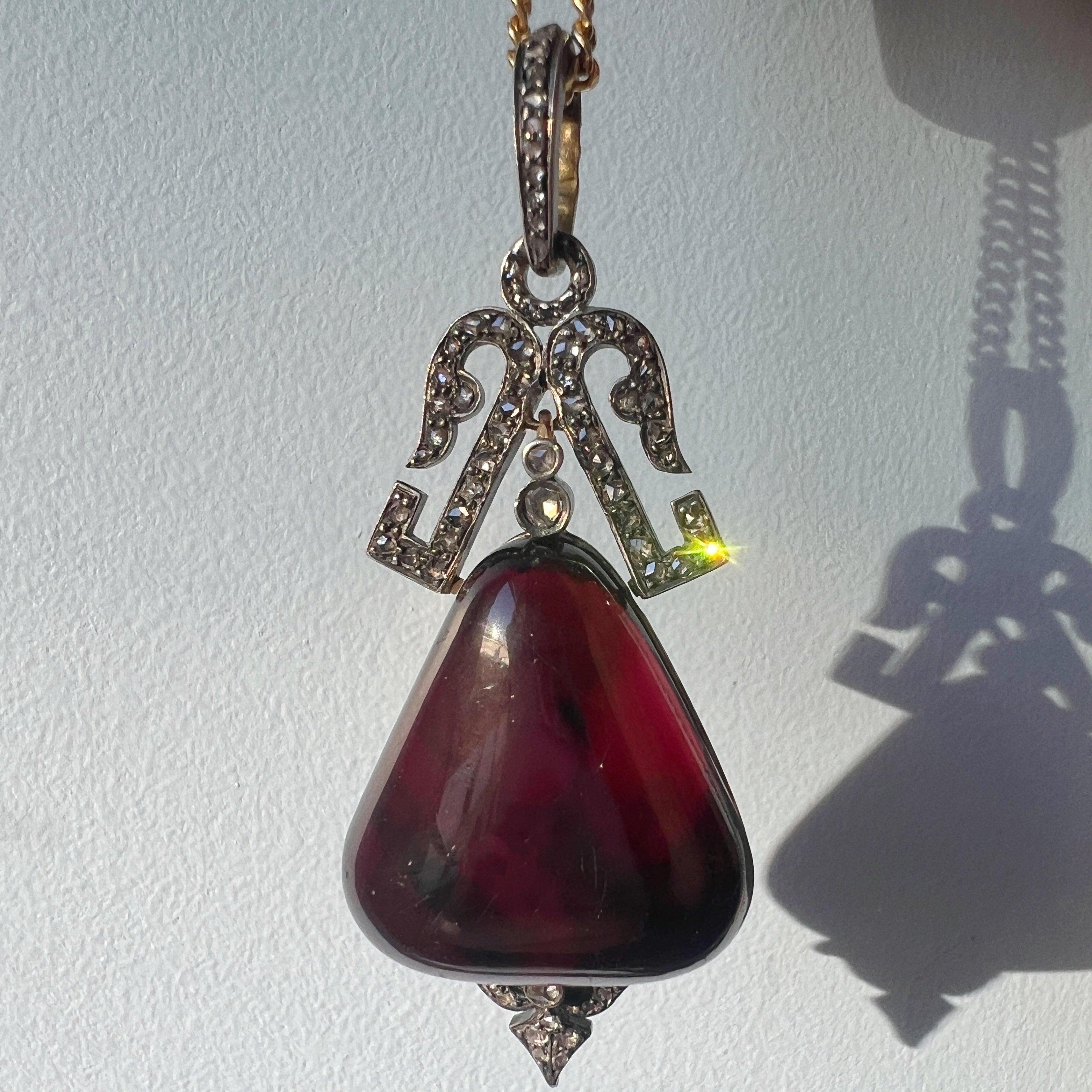 Large Victorian era 18K gold garnet diamond pendant - Curiously timeless