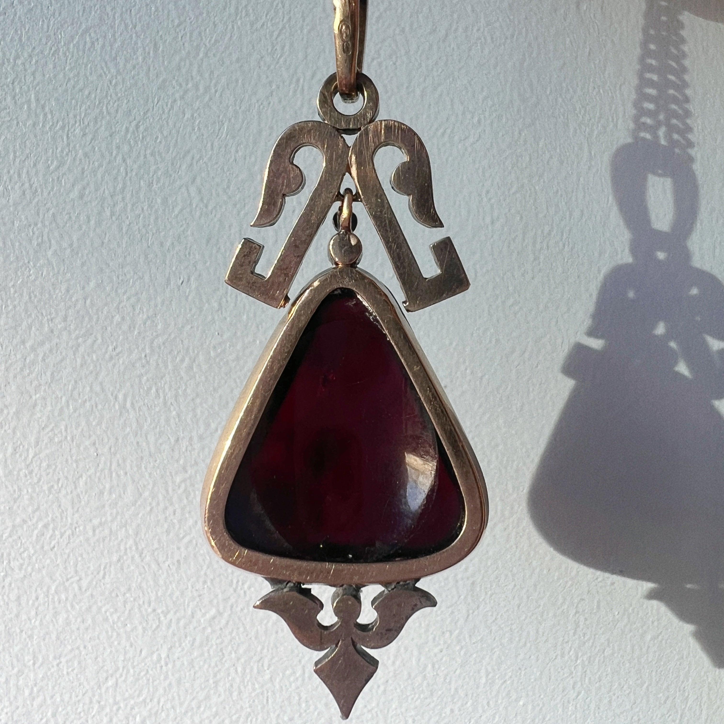 Large Victorian era 18K gold garnet diamond pendant - Curiously timeless