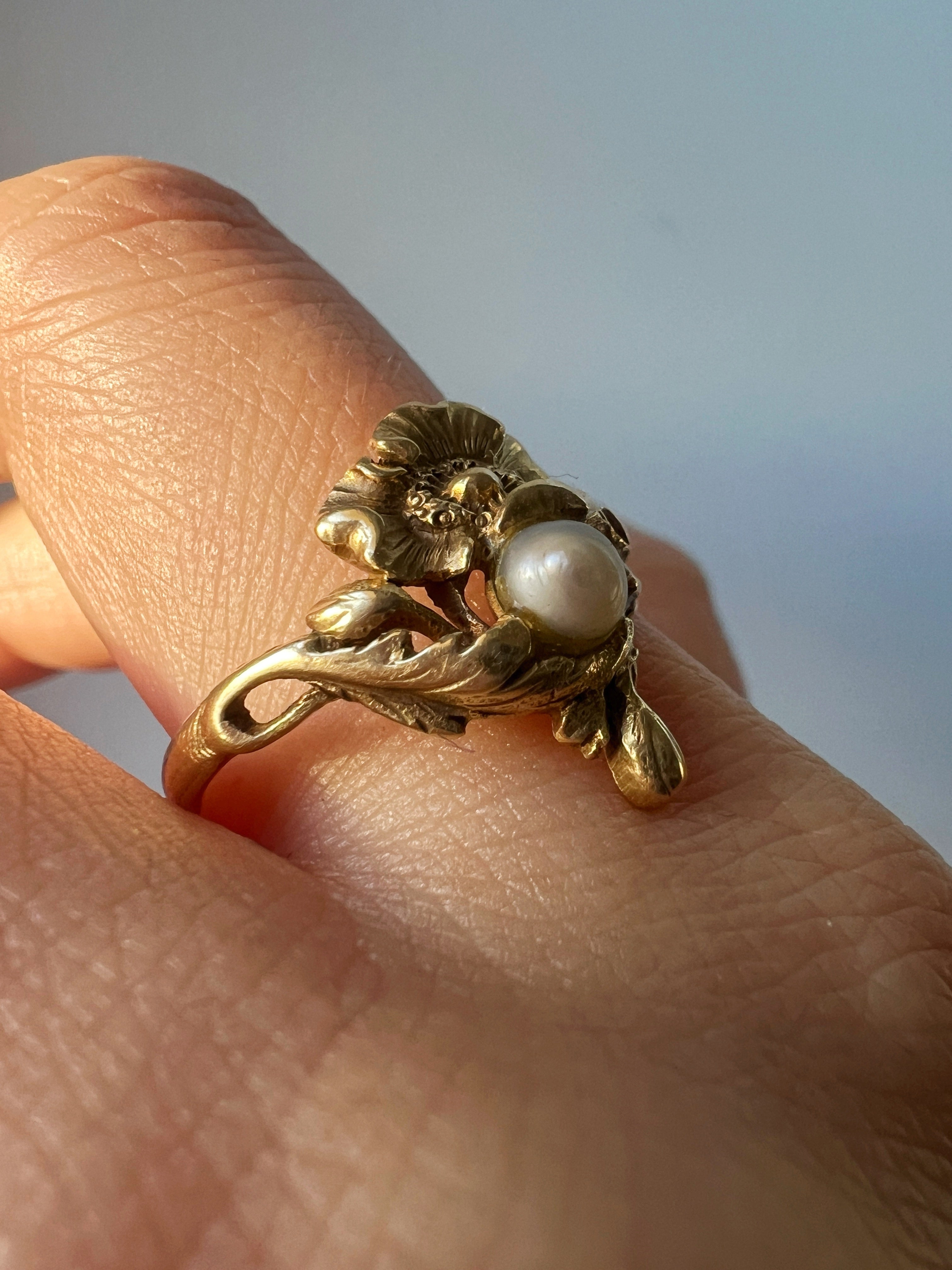 French Art Nouveau 18K gold natural pearl flower ring