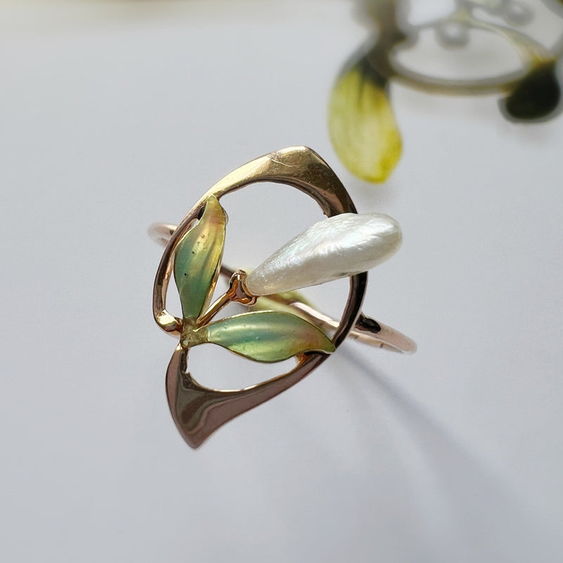 Art Nouveau 18K gold natural Mississippi pearl enamel flower ring