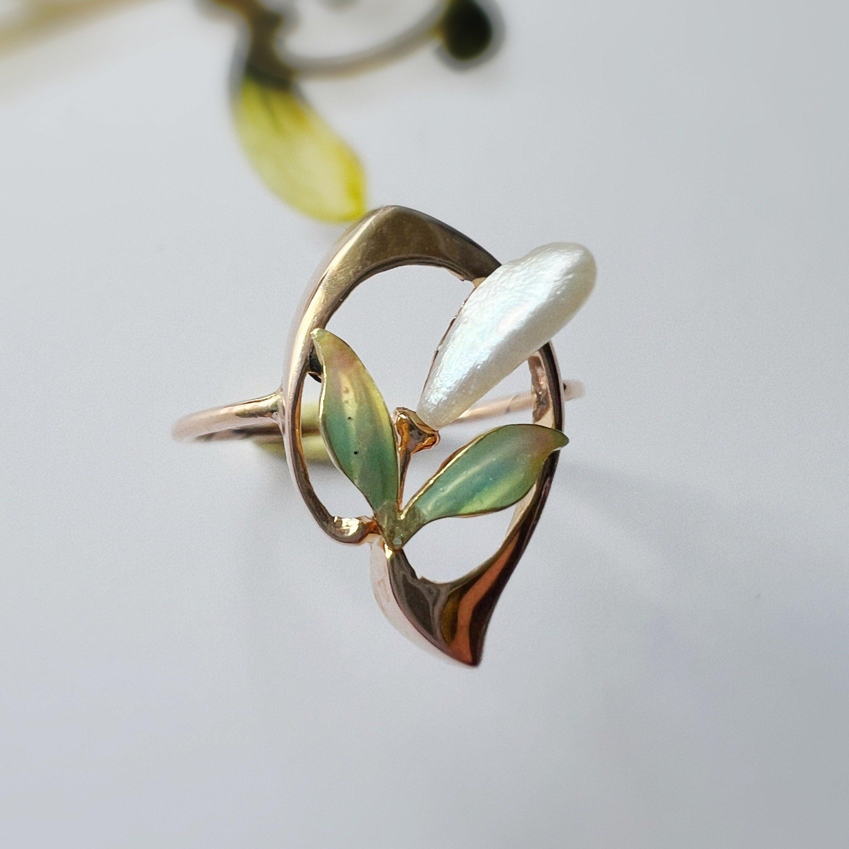 Art Nouveau 18K gold natural Mississippi pearl enamel flower ring - Curiously timeless