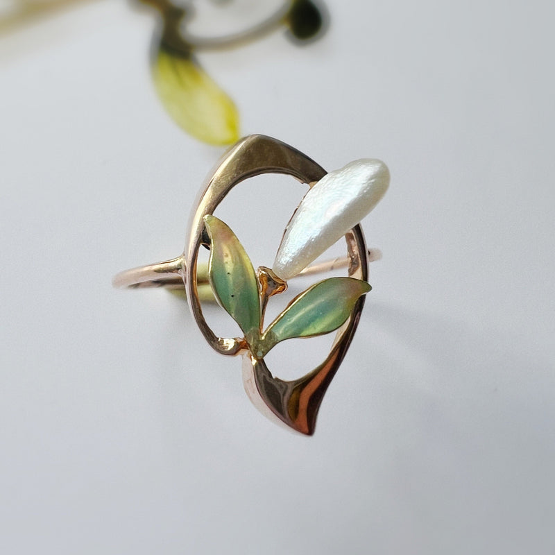 Art Nouveau 18K gold natural Mississippi pearl enamel flower ring