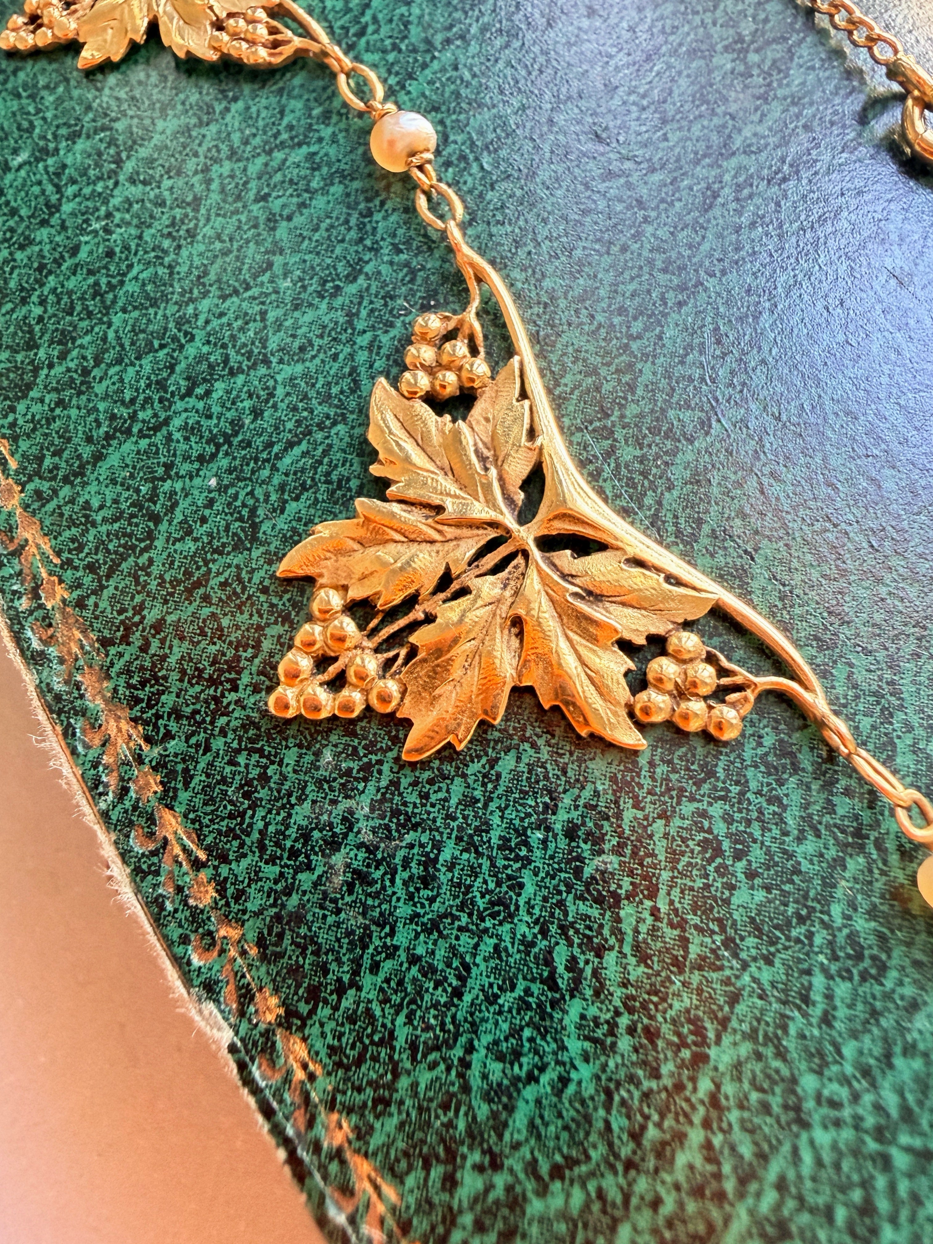 French Art Nouveau 18K yellow gold grapevine draperie necklace