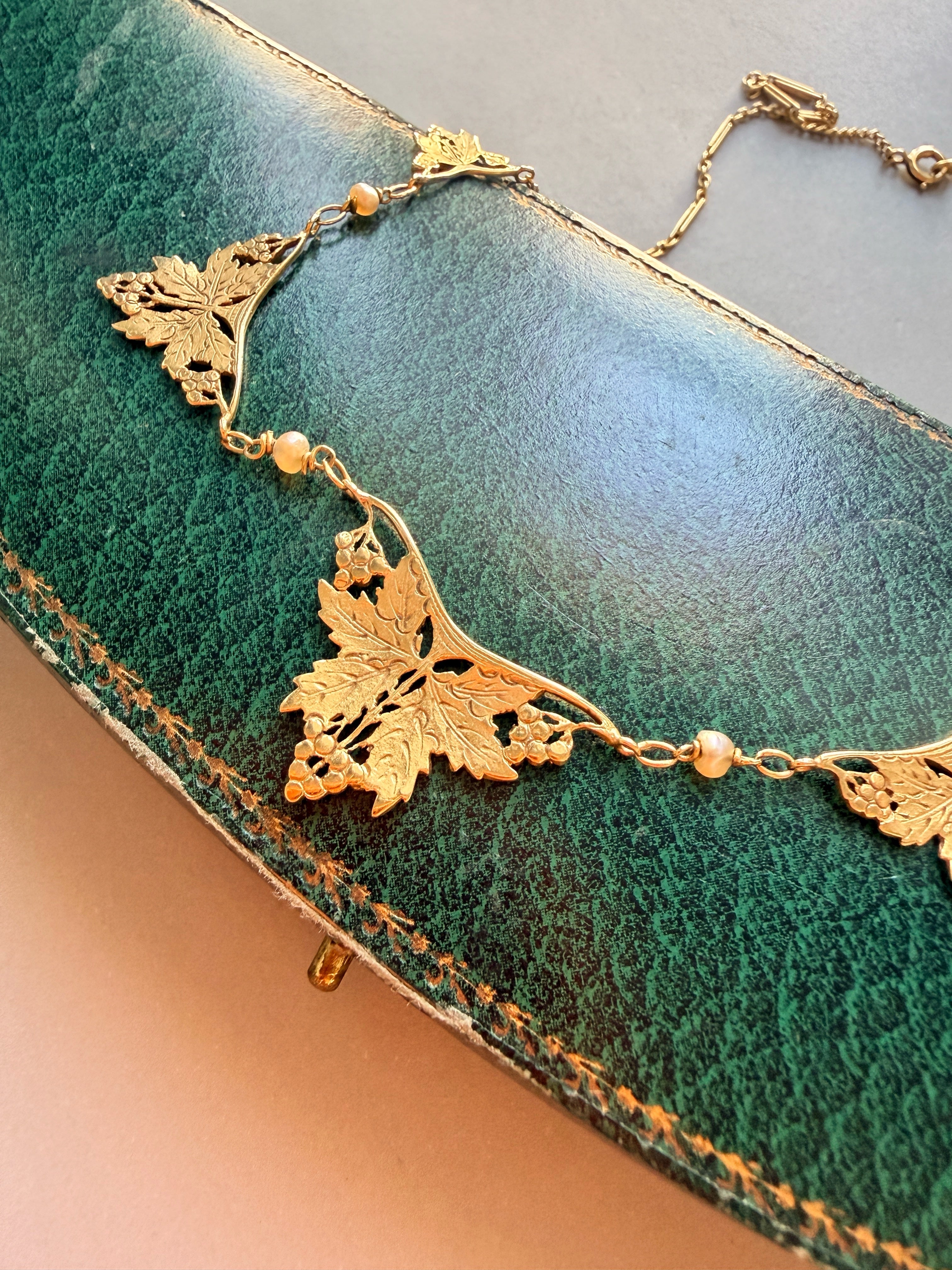 French Art Nouveau 18K yellow gold grapevine draperie necklace