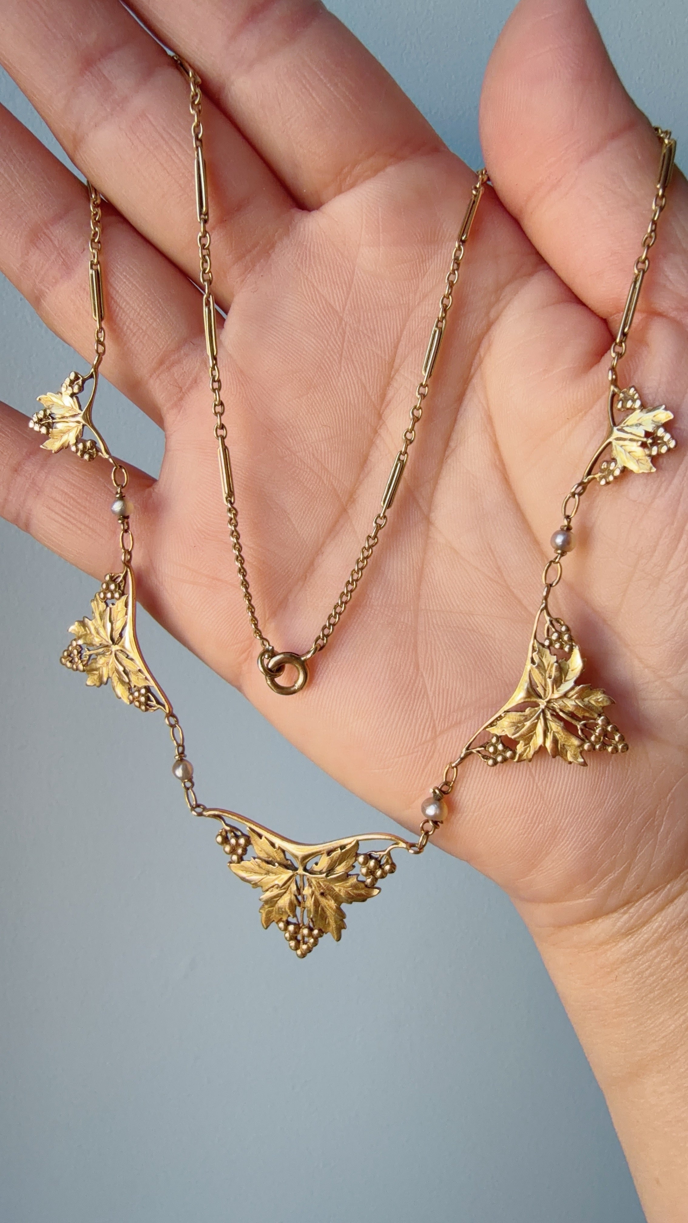 French Art Nouveau 18K yellow gold grapevine draperie necklace