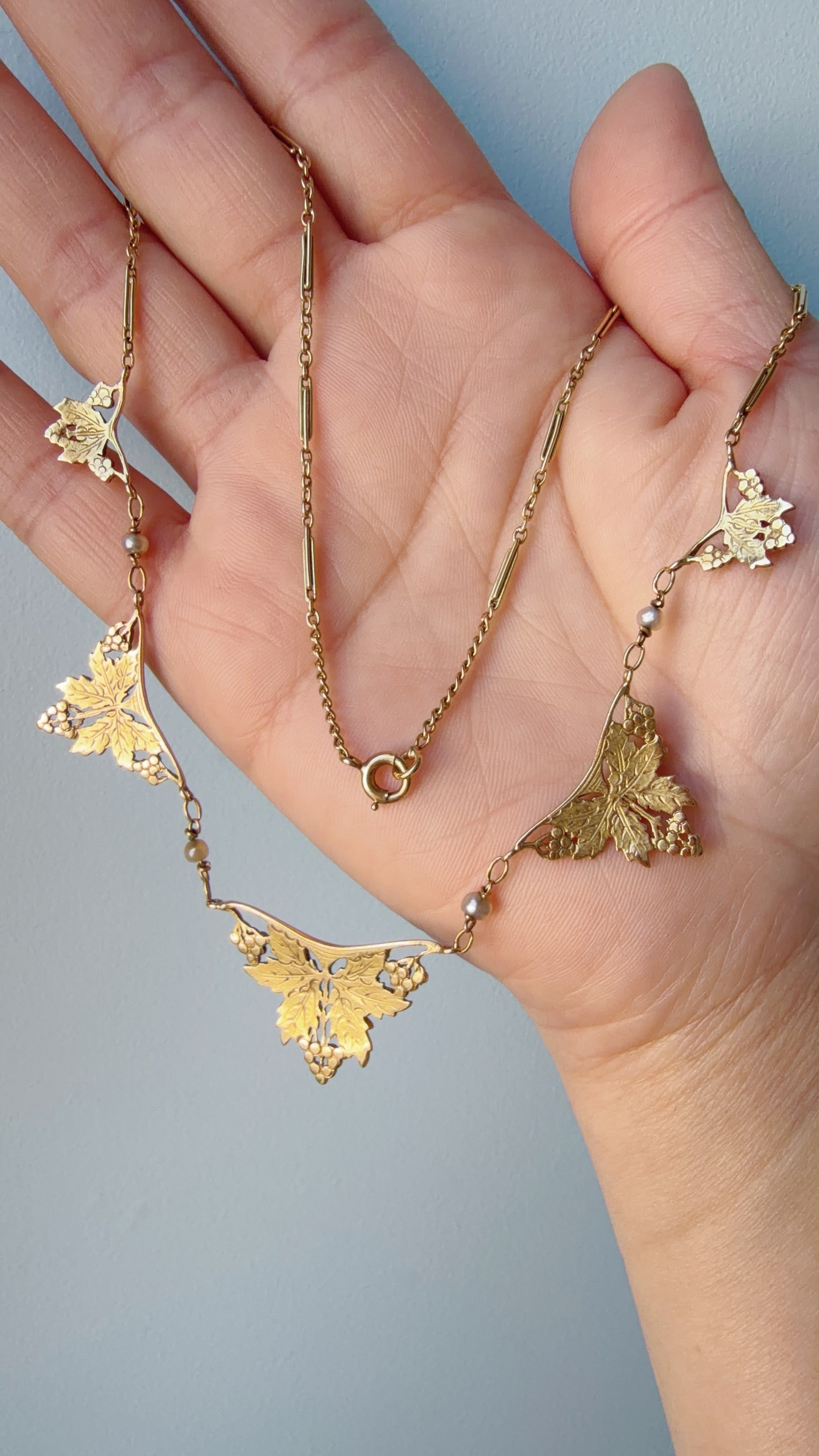 French Art Nouveau 18K yellow gold grapevine draperie necklace