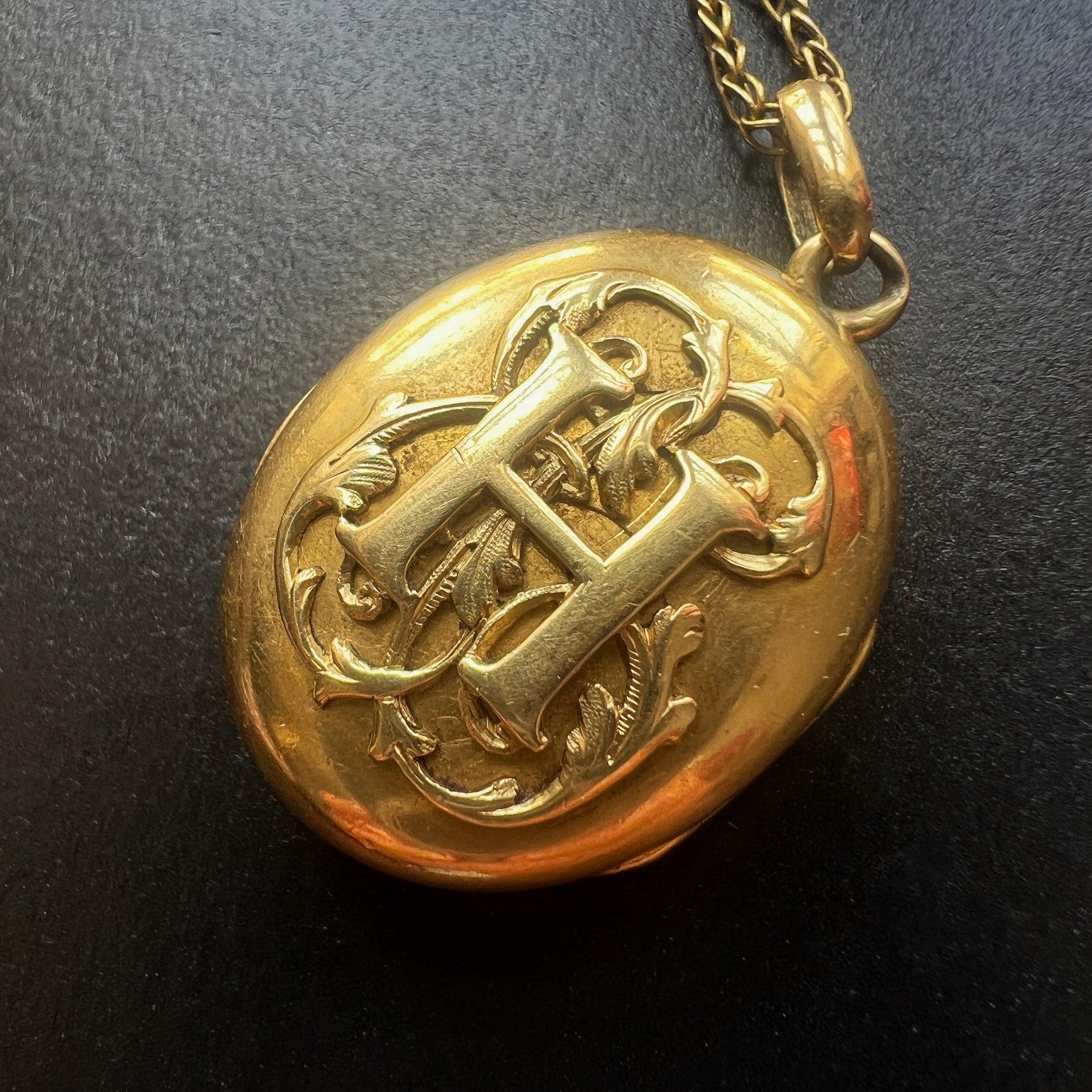 Victorian era 18K gold « H » letter monogram locket pendant - Curiously timeless