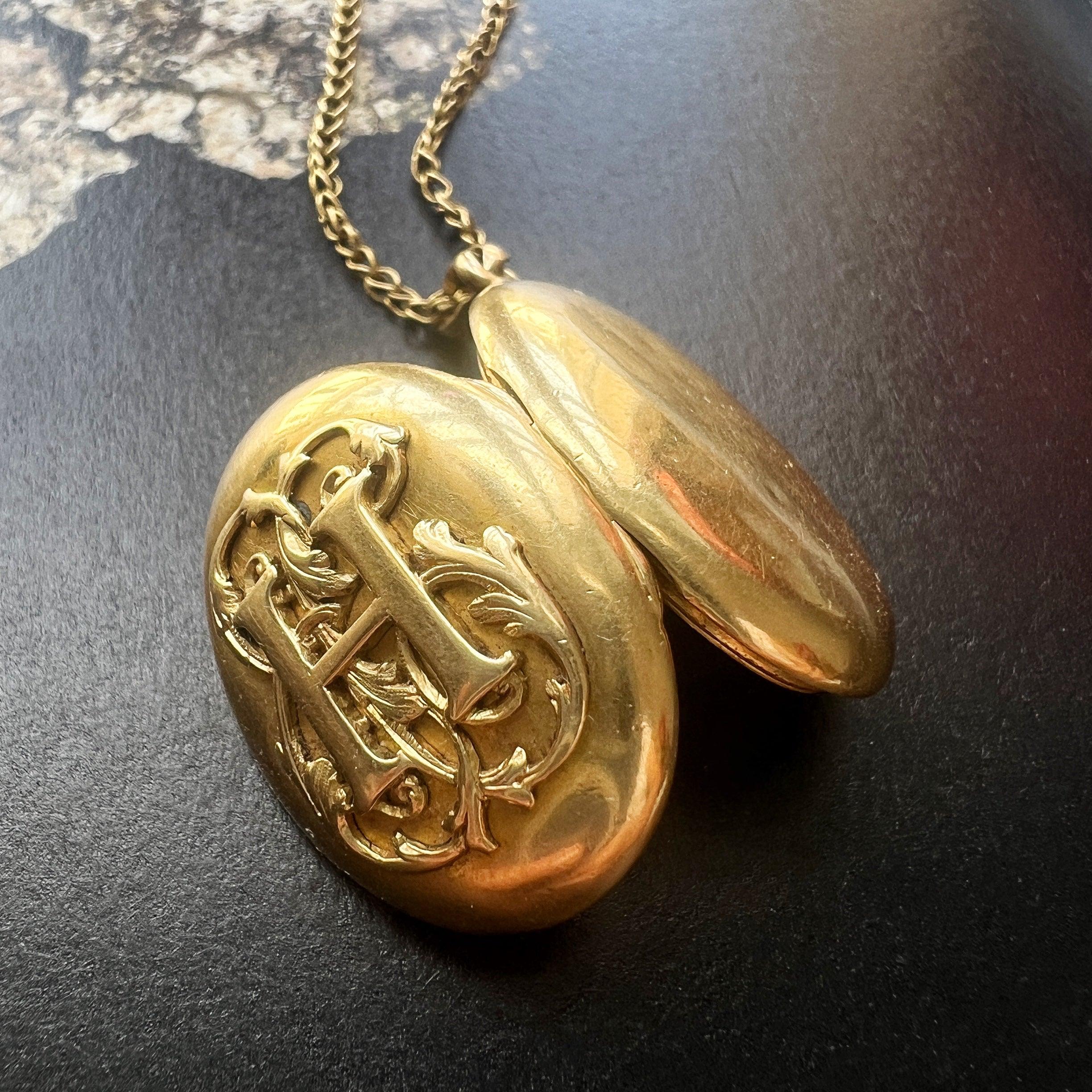 Victorian era 18K gold « H » letter monogram locket pendant - Curiously timeless