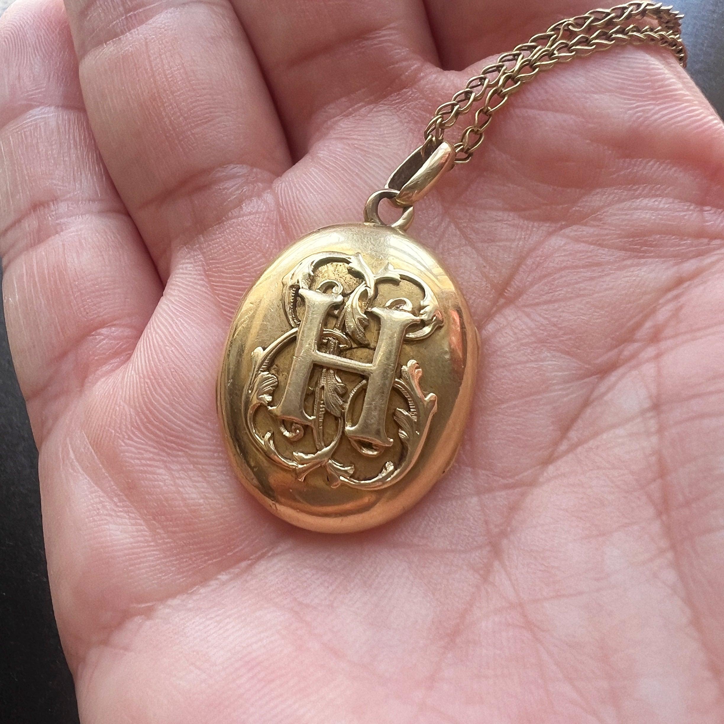 Victorian era 18K gold « H » letter monogram locket pendant - Curiously timeless