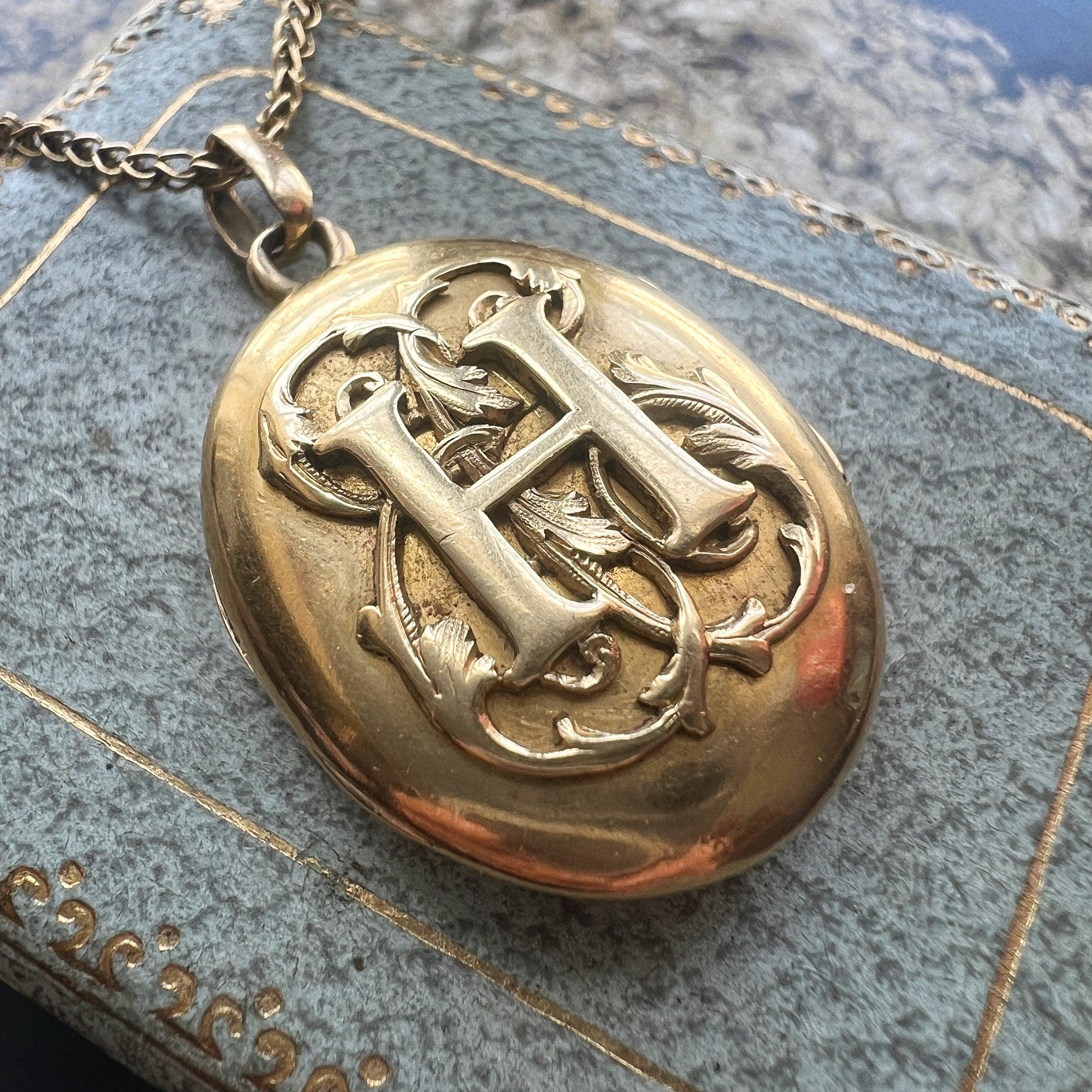 Victorian era 18K gold « H » letter monogram locket pendant - Curiously timeless