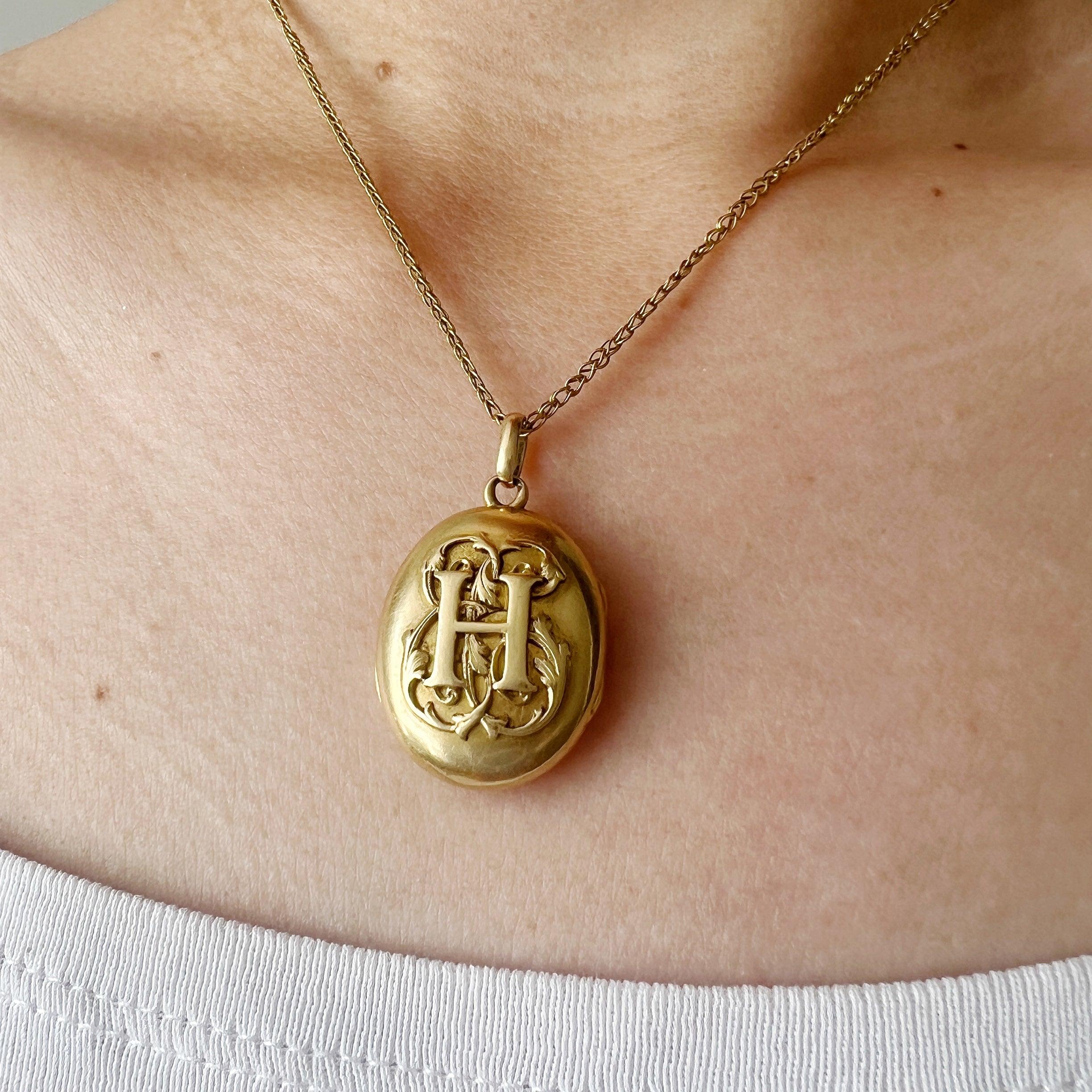 Victorian era 18K gold « H » letter monogram locket pendant - Curiously timeless