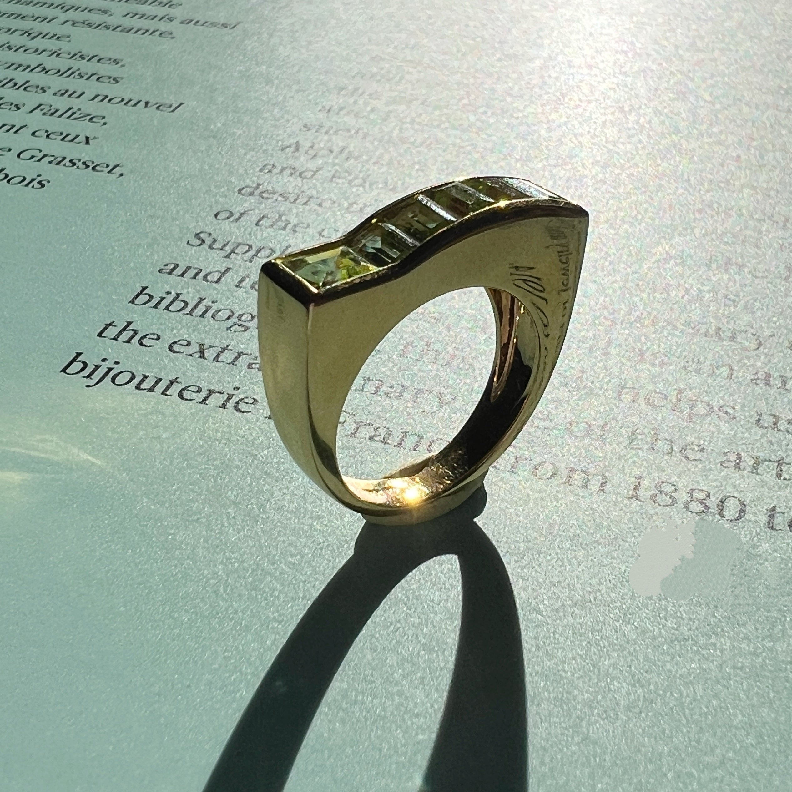 French 1940s 18K Yellow Gold Tank Ring with Peridots