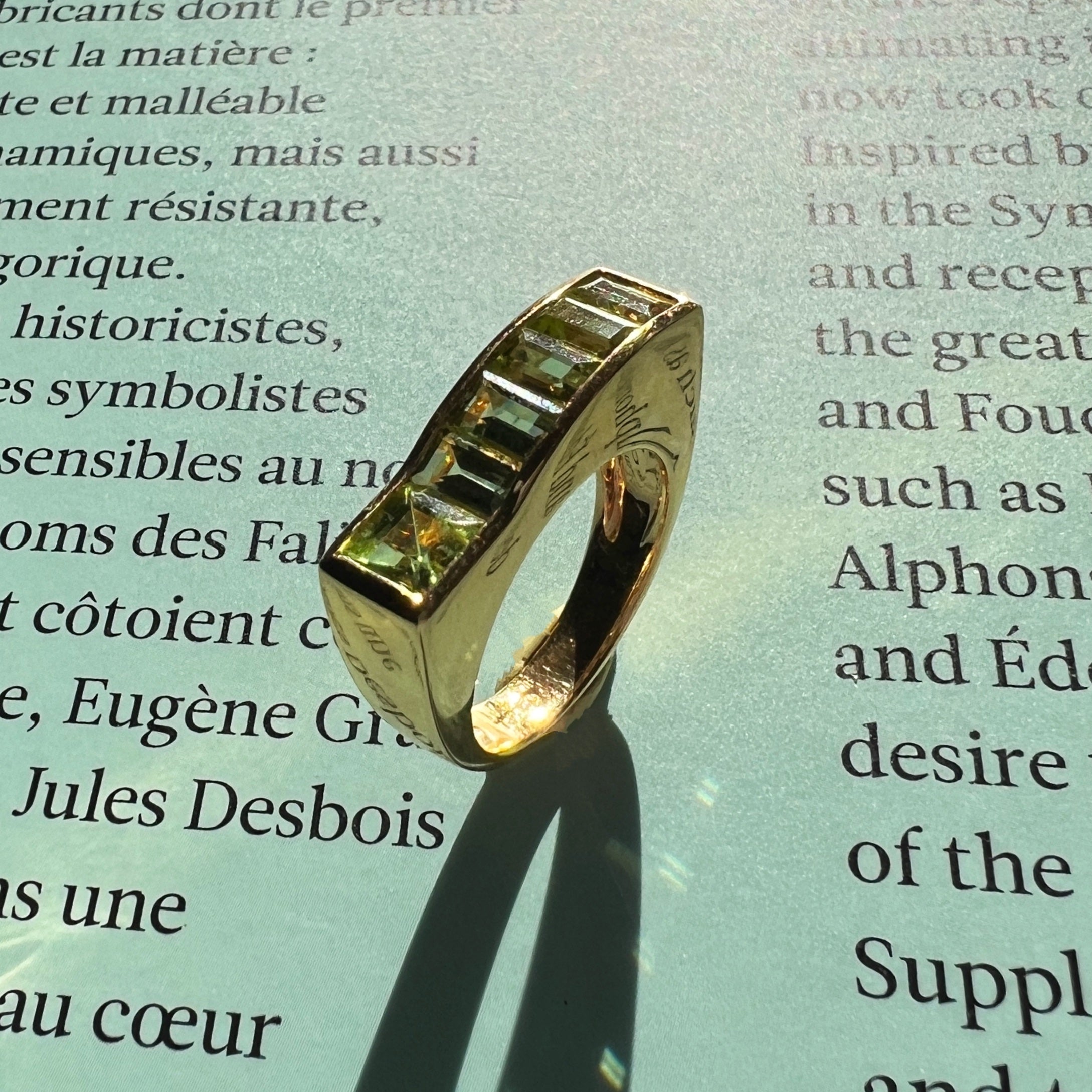 French 1940s 18K Yellow Gold Tank Ring with Peridots