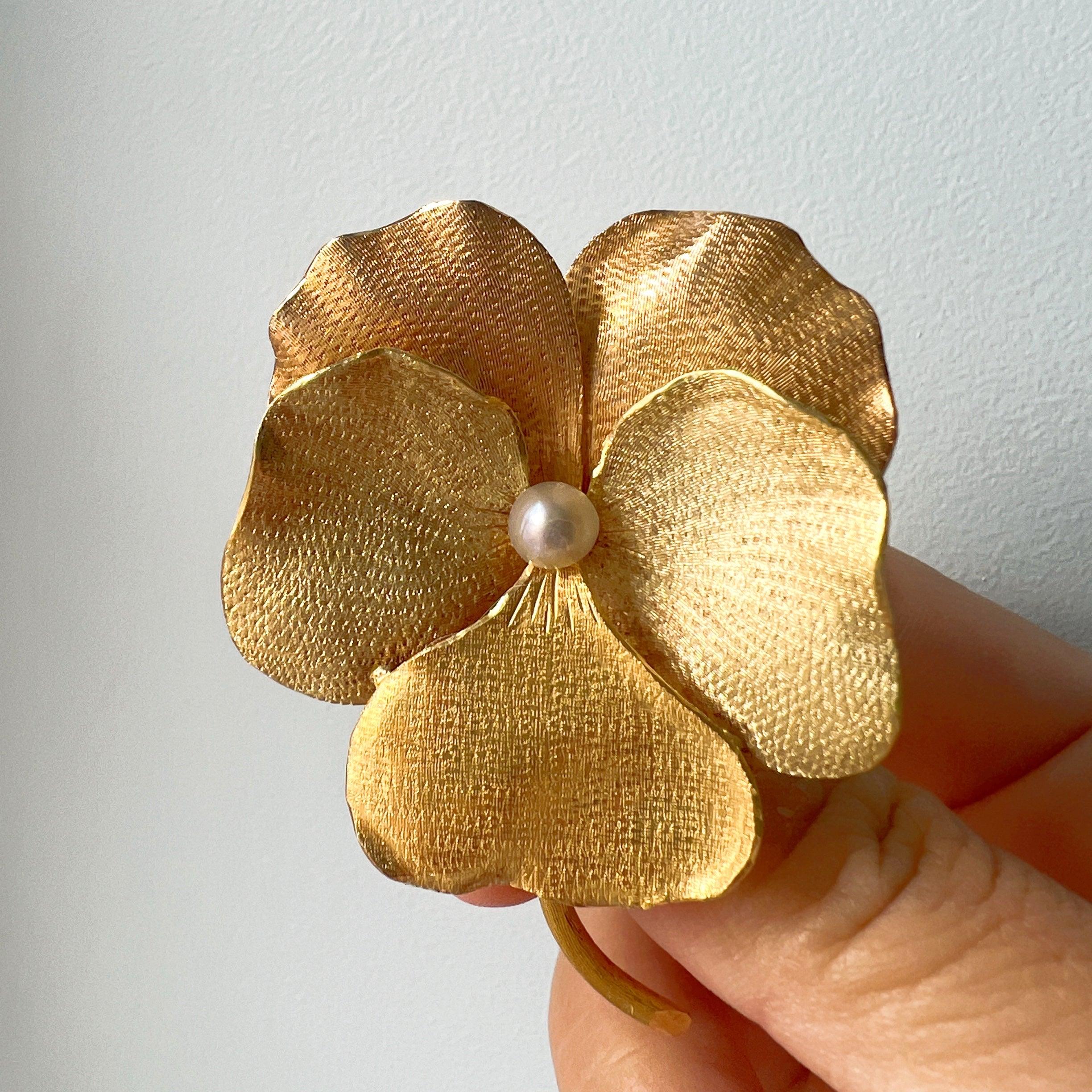 Magnificent & large 18k plain gold pearl Pansy flower brooch - Curiously timeless