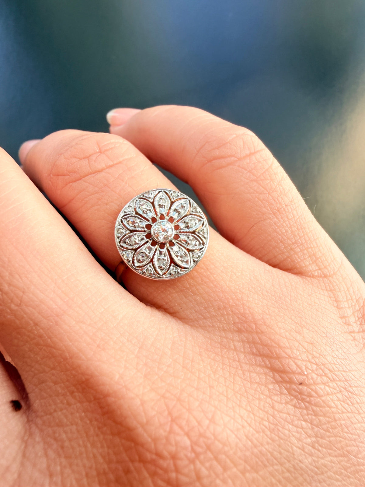 Edwardian 18K gold platinum daisy flower diamond ring