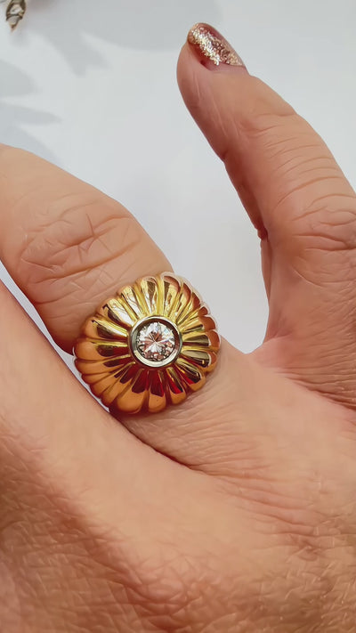 Vintage Retro Mid-Century 18K Gold Diamond Daisy Ring