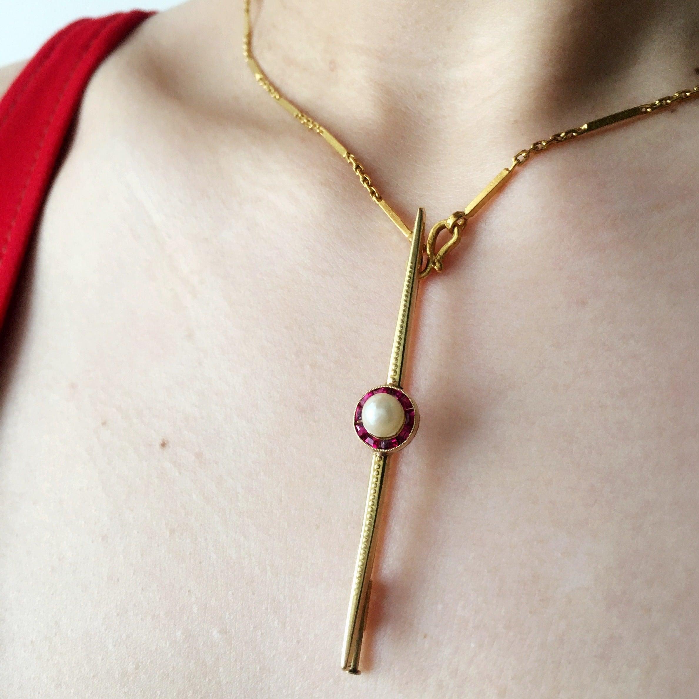 Timelessly chic Art Deco Ruby Pearl Bar Brooch in 18K solid gold - Curiously timeless