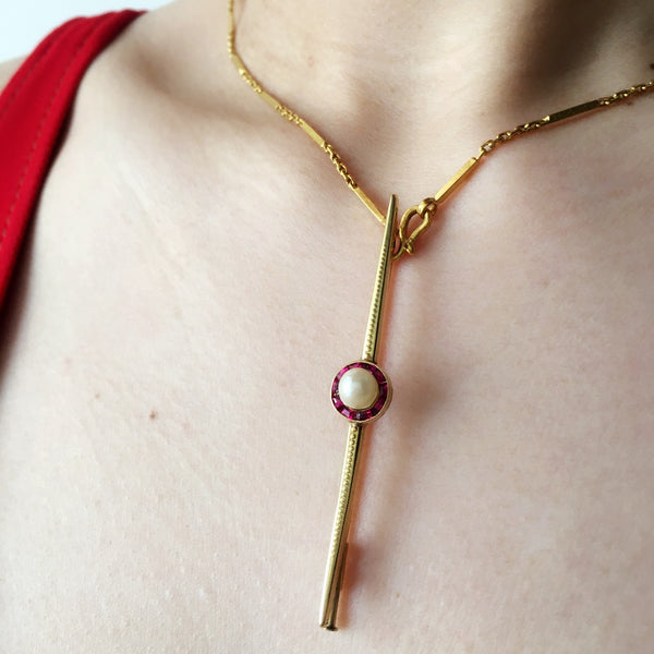 Timelessly chic Art Deco Ruby Pearl Bar Brooch in 18K solid gold