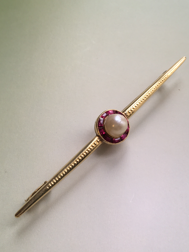 Timelessly chic Art Deco Ruby Pearl Bar Brooch in 18K solid gold