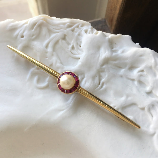 Timelessly chic Art Deco Ruby Pearl Bar Brooch in 18K solid gold