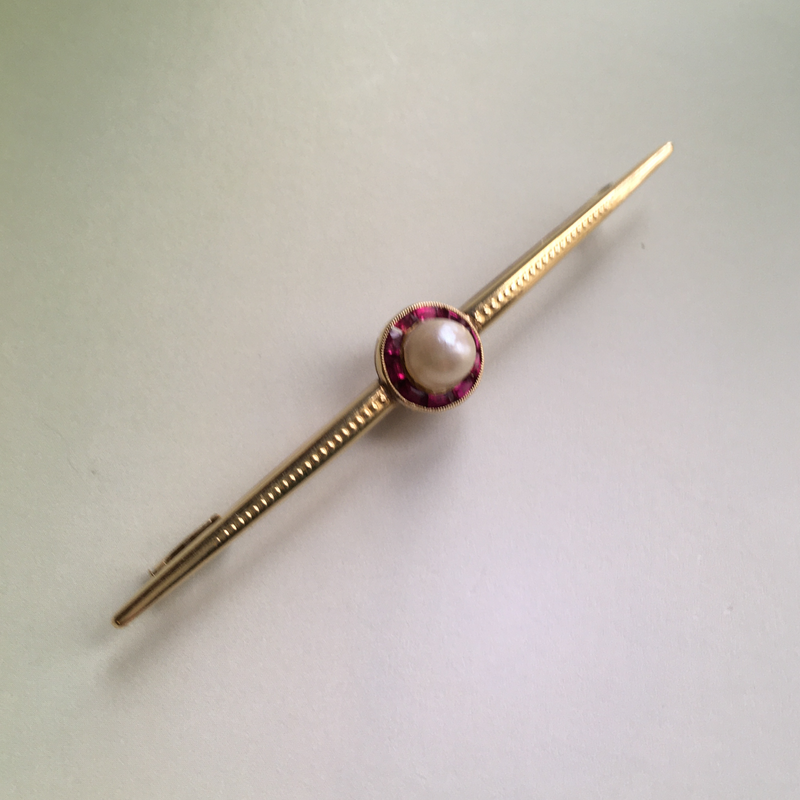 Timelessly chic Art Deco Ruby Pearl Bar Brooch in 18K solid gold