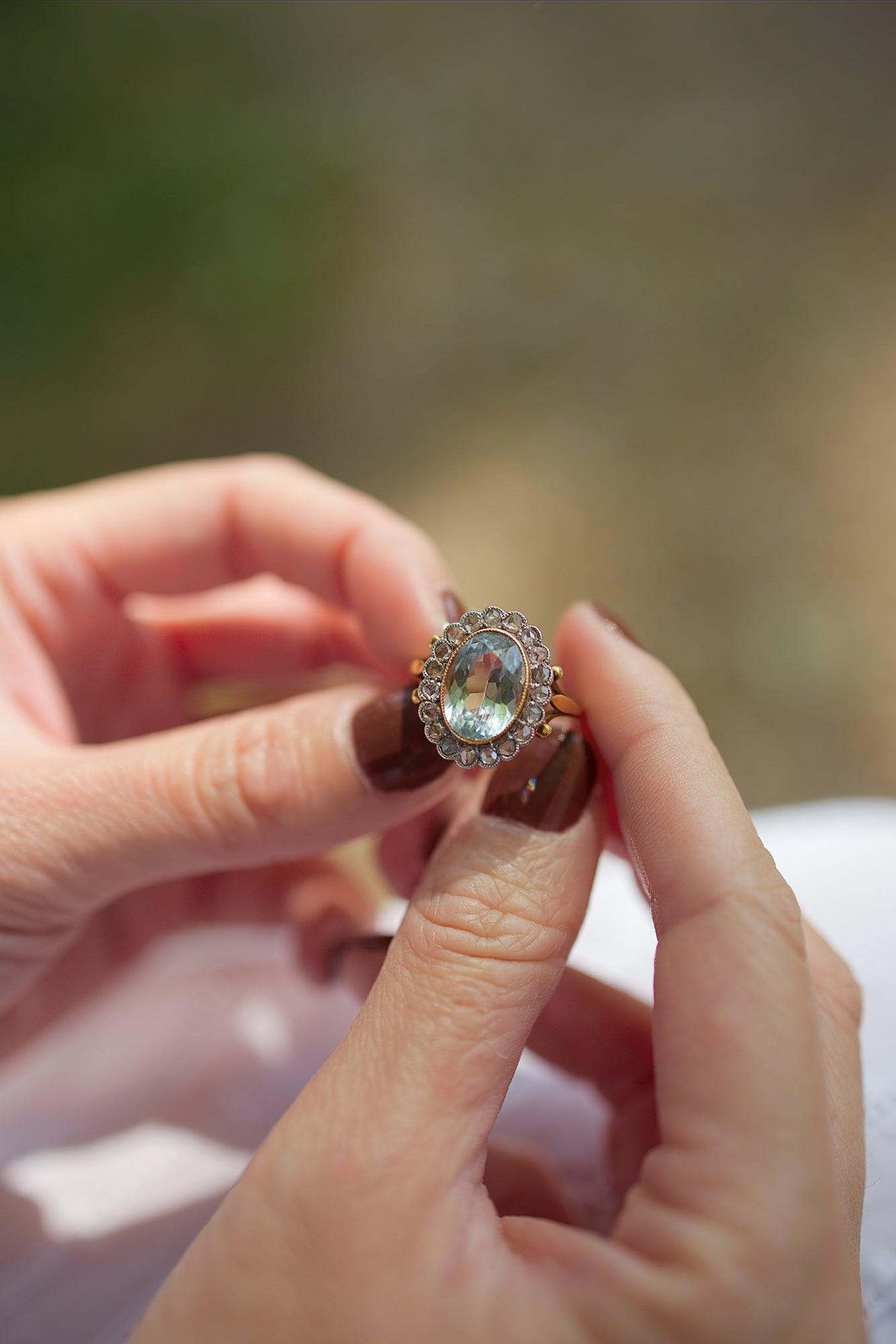 Antique 18K gold aquamarine and diamond ring - Curiously timeless