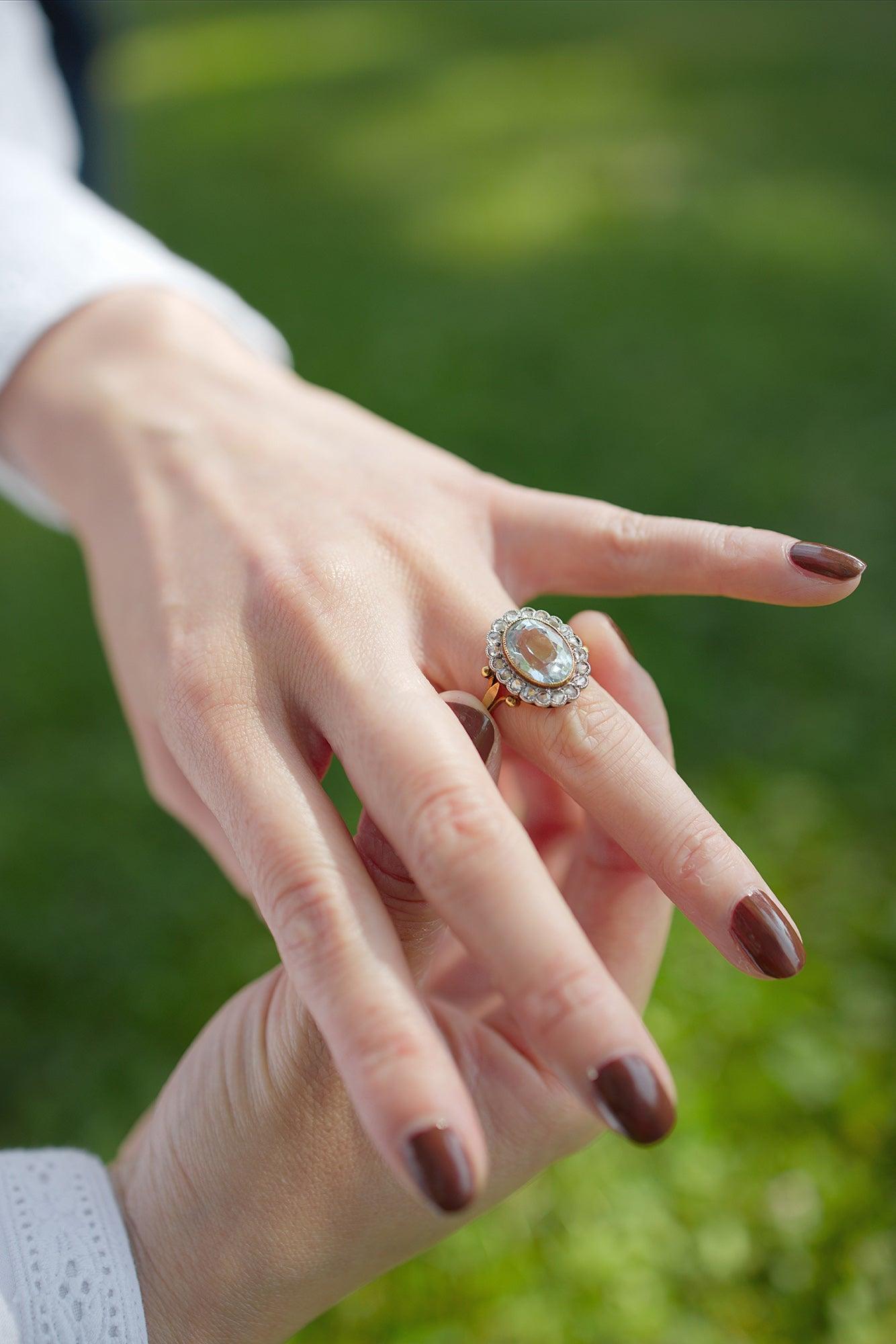 Antique 18K gold aquamarine and diamond ring - Curiously timeless