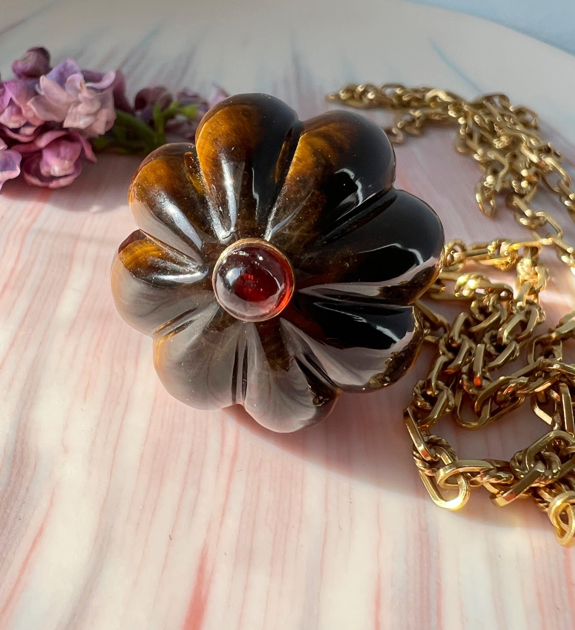 Lovely 18K gold Tiger’s Eye and garnet pumpkin pendant - Curiously timeless