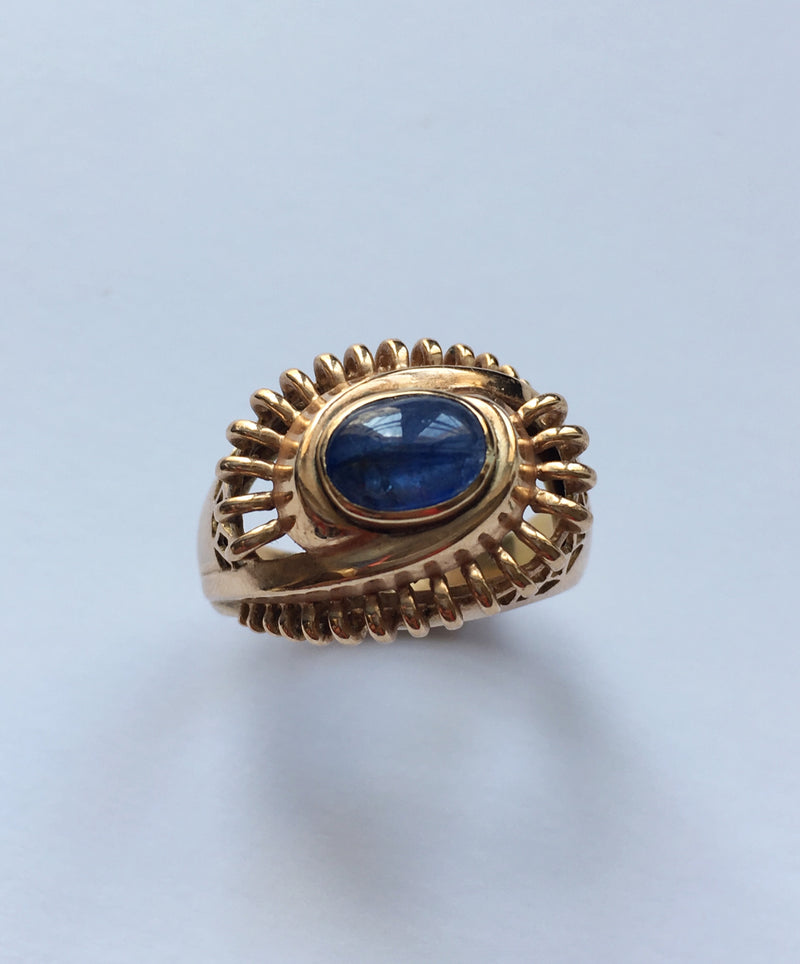 Striking 1950s French 18k yellow gold sapphire tourbillon ring