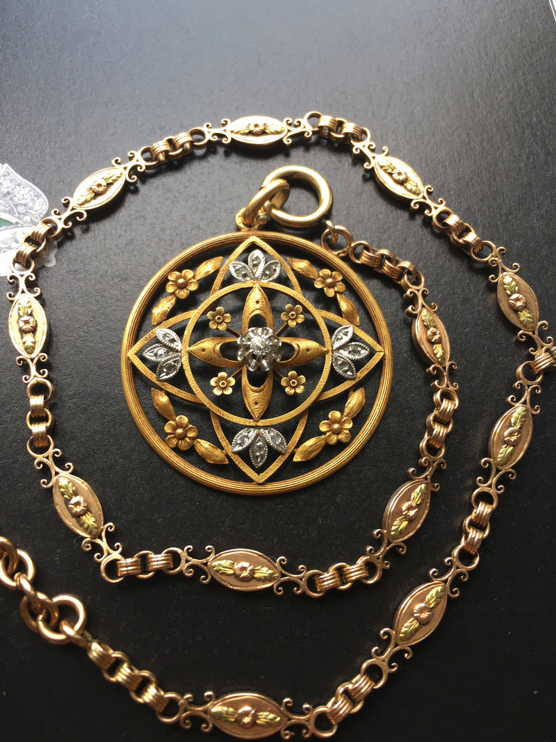 Floral & very rare Victorian 18K gold chain with a T-bar