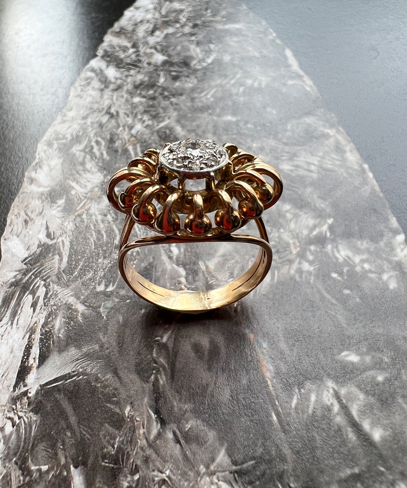 Vintage 18K gold diamond retro ring