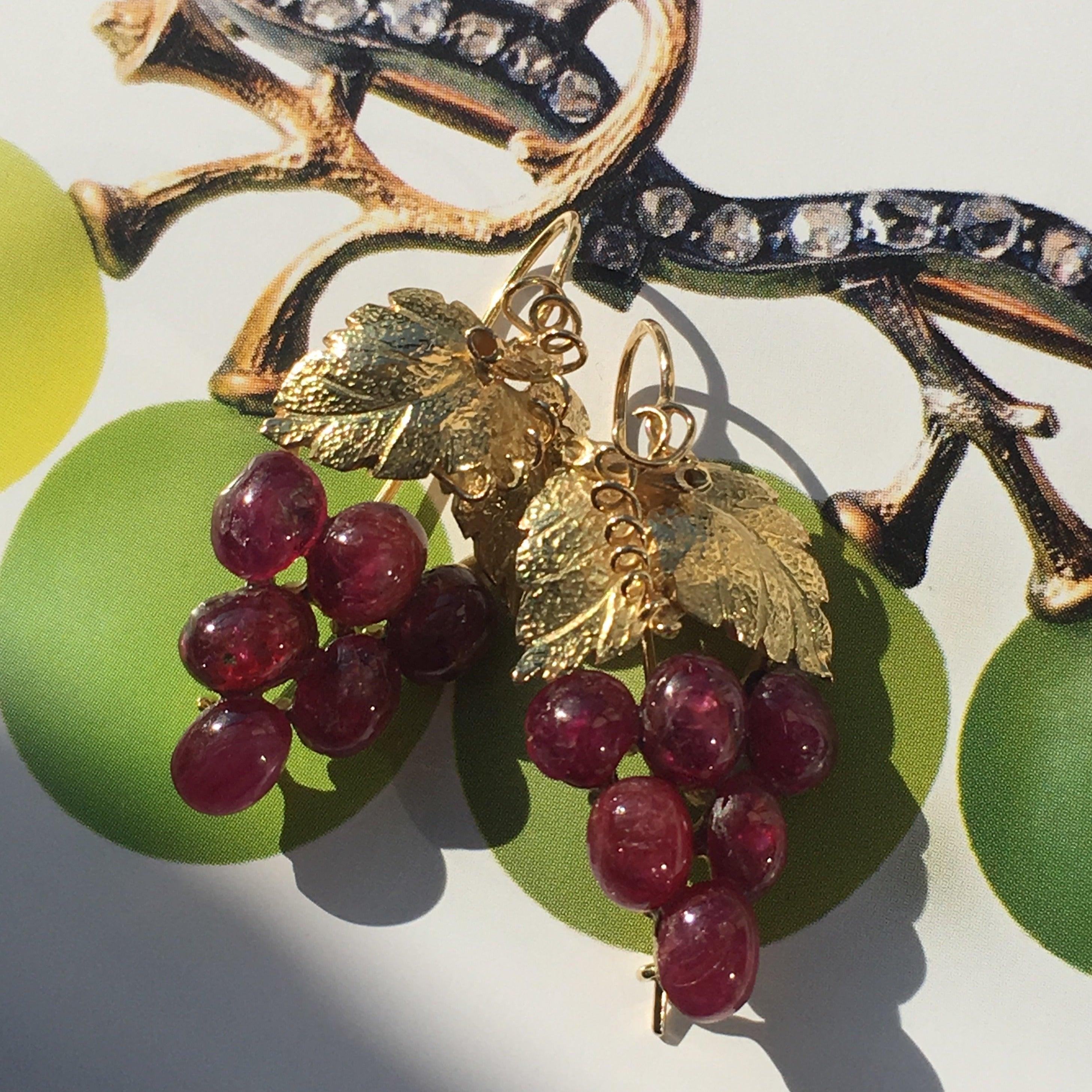 Very juicy ruby cabochon grape earrings in 18K solid gold - Curiously timeless