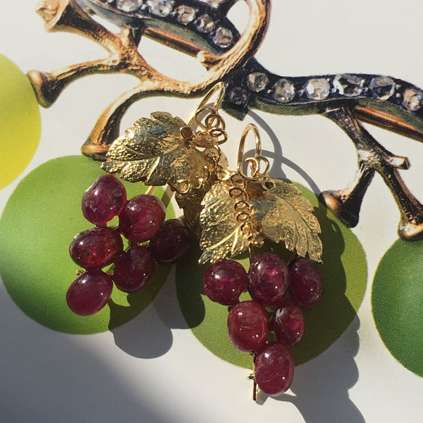 Very juicy ruby cabochon grape earrings in 18K solid gold