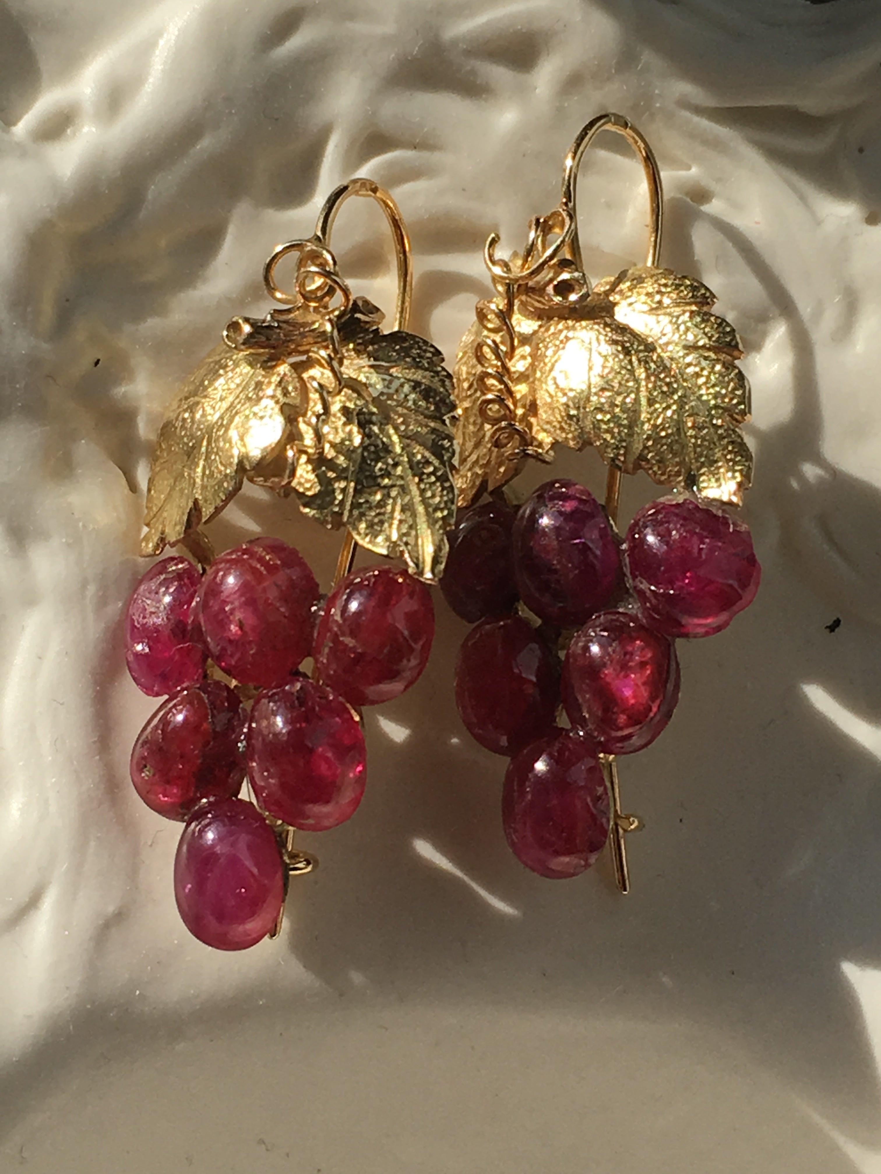 Very juicy ruby cabochon grape earrings in 18K solid gold - Curiously timeless