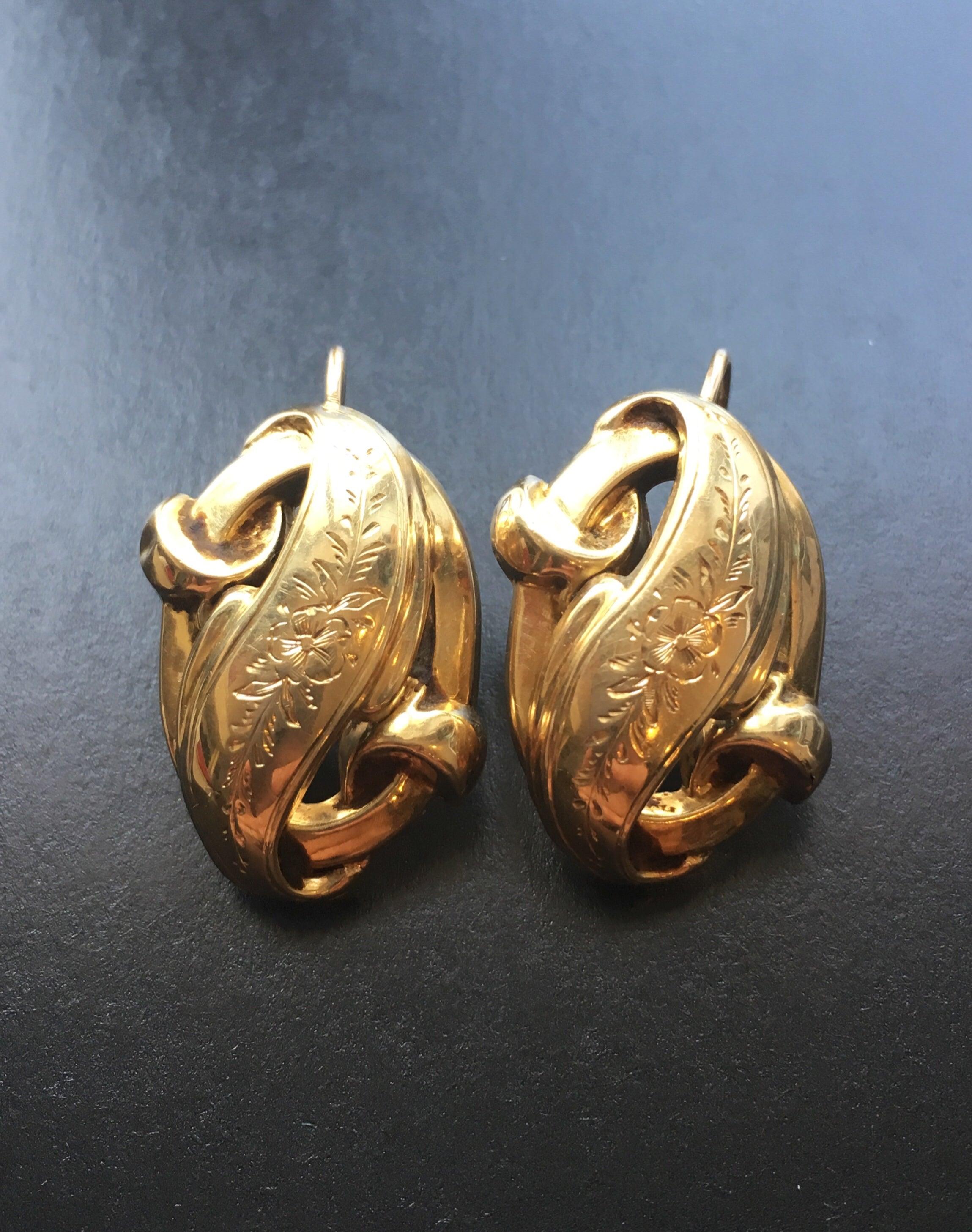 Elegant & Delicate 18K gold Victorian era Pansy flower dormeuse sleeper earrings - Curiously timeless