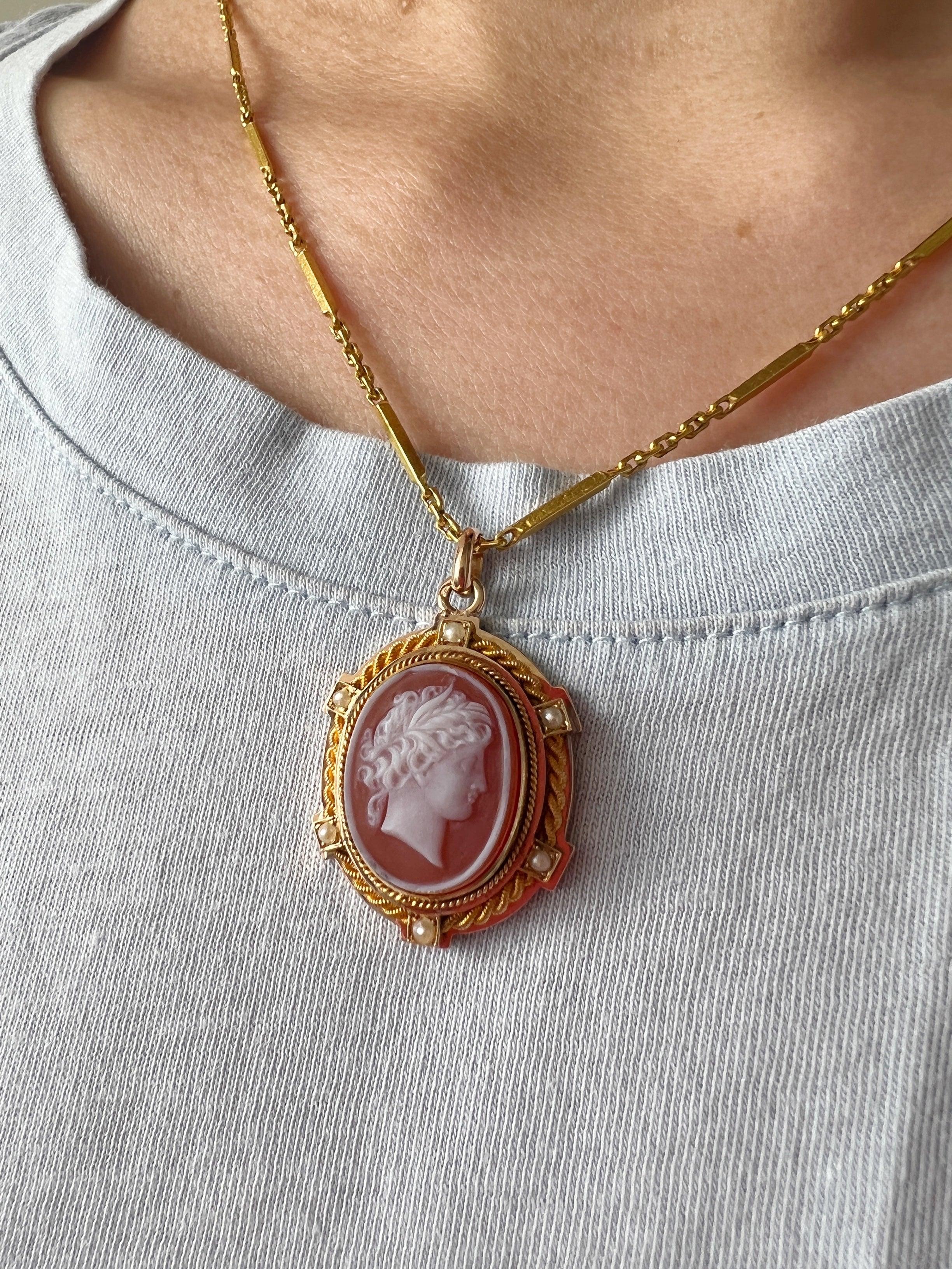 Antique 18K gold agate cameo pearl pendant - Curiously timeless