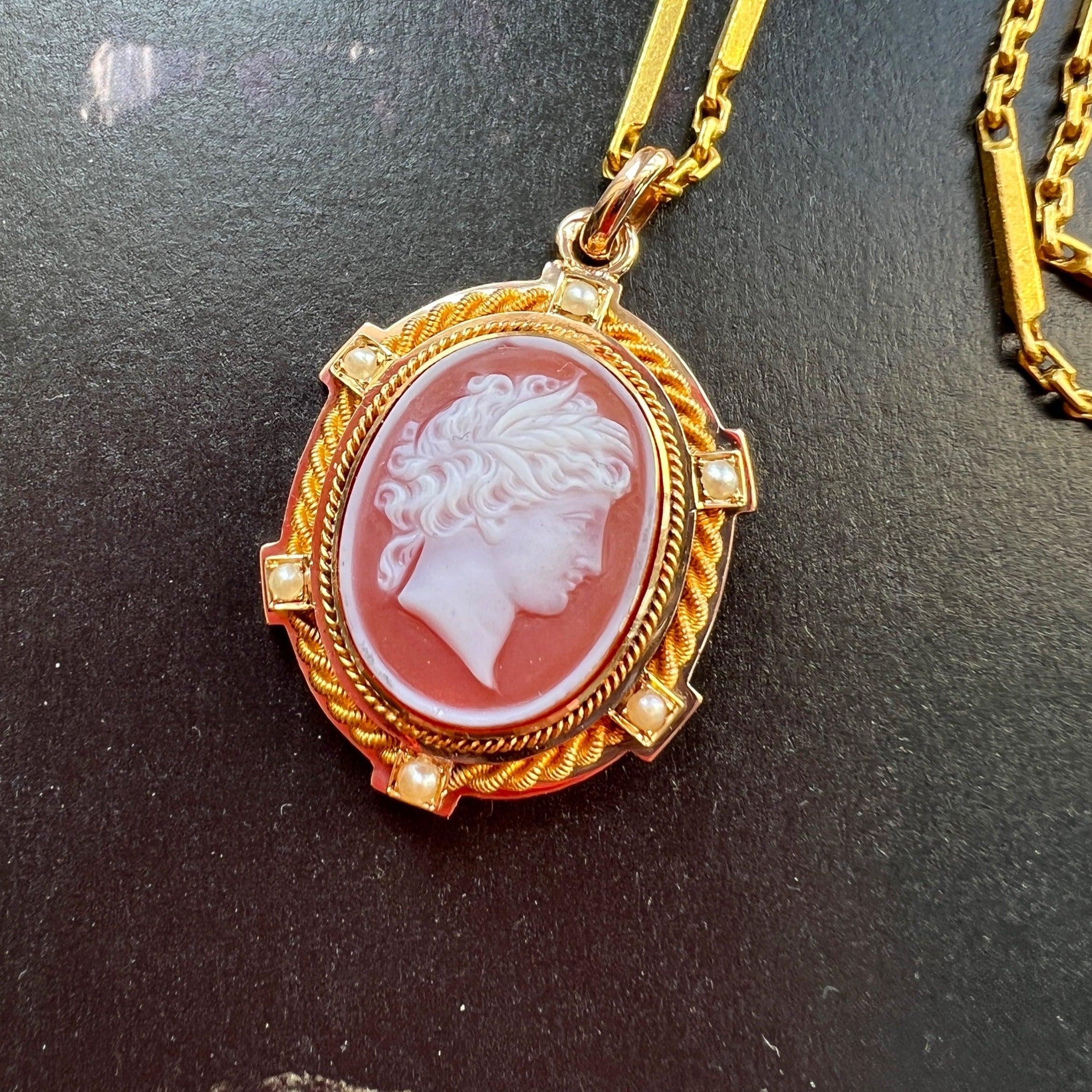 Antique 18K gold agate cameo pearl pendant - Curiously timeless