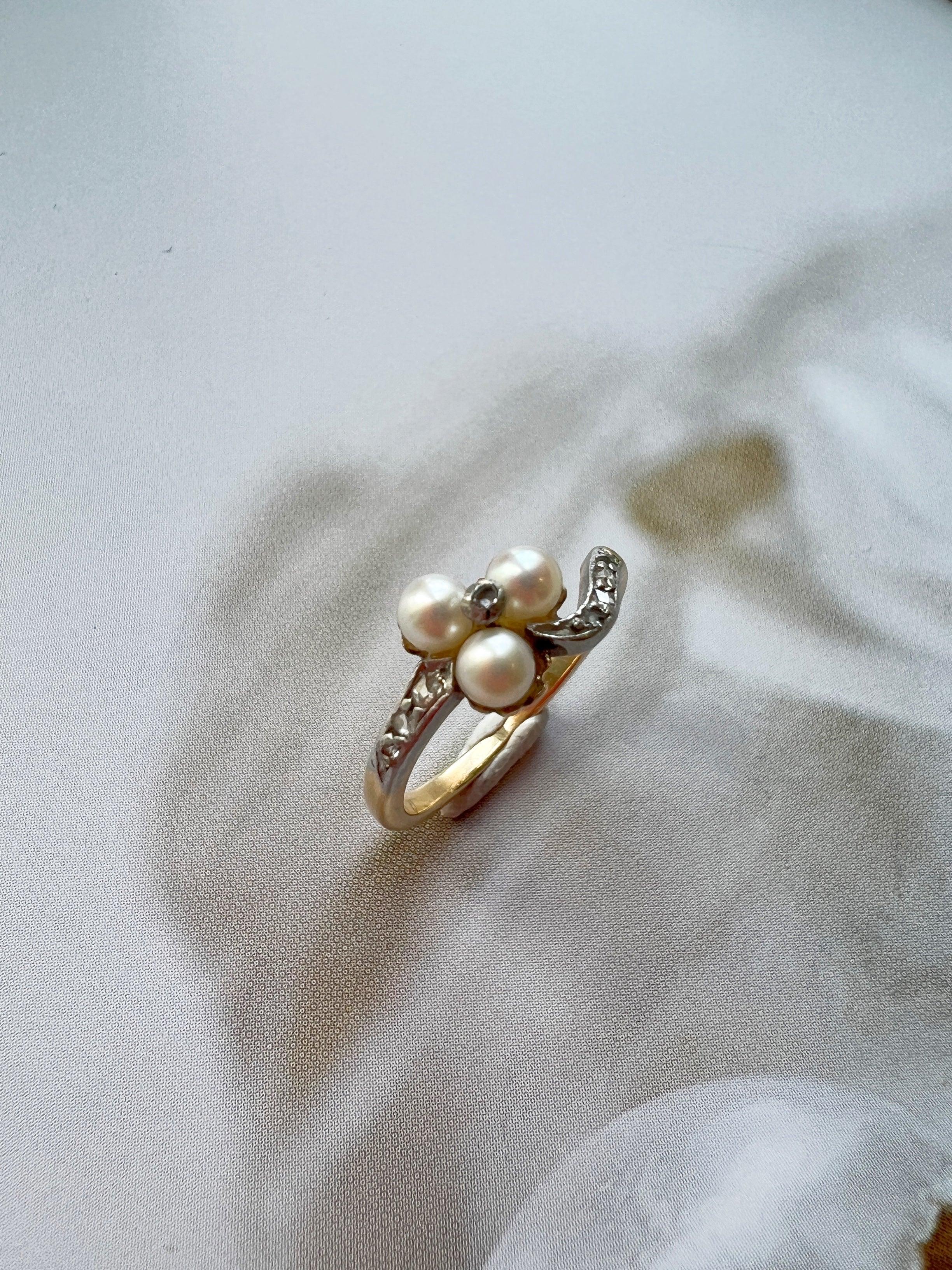 Victorian era 18K gold pearl diamond clover ring - Curiously timeless