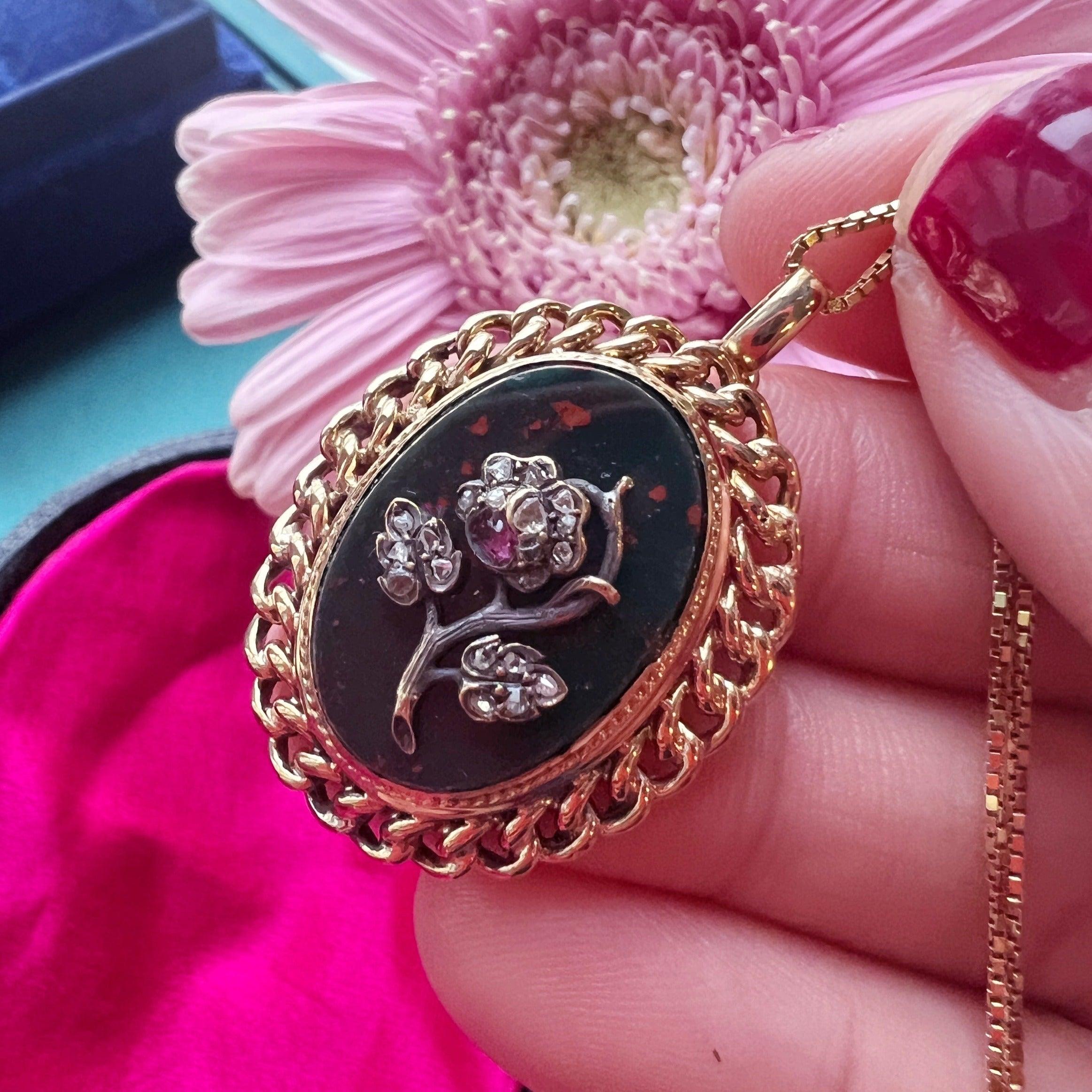 Victorian era 18K gold pendant with diamond ruby flower on bloodstone - Curiously timeless